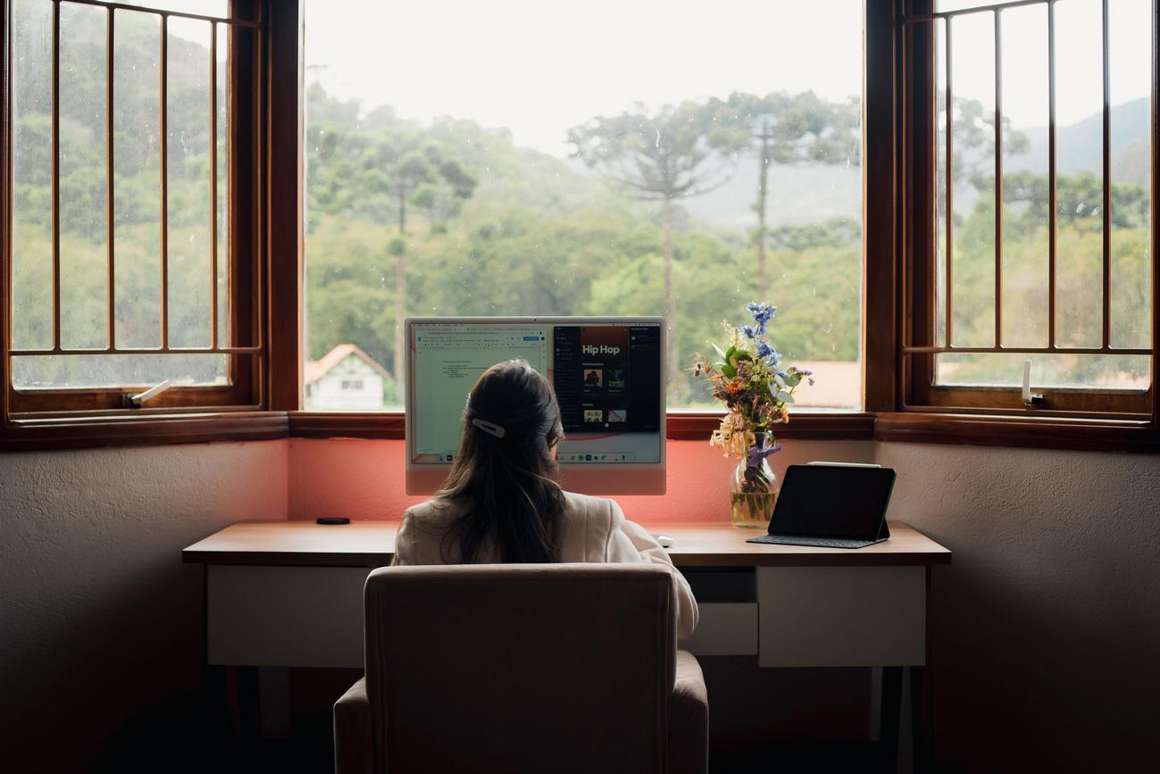 Mujer trabajando en su oficina en casa con vistas a la naturaleza, ilustrando el entorno de un freelance. Mujer trabajando en su oficina en casa con vistas a la naturaleza, ilustrando el entorno de un freelance.