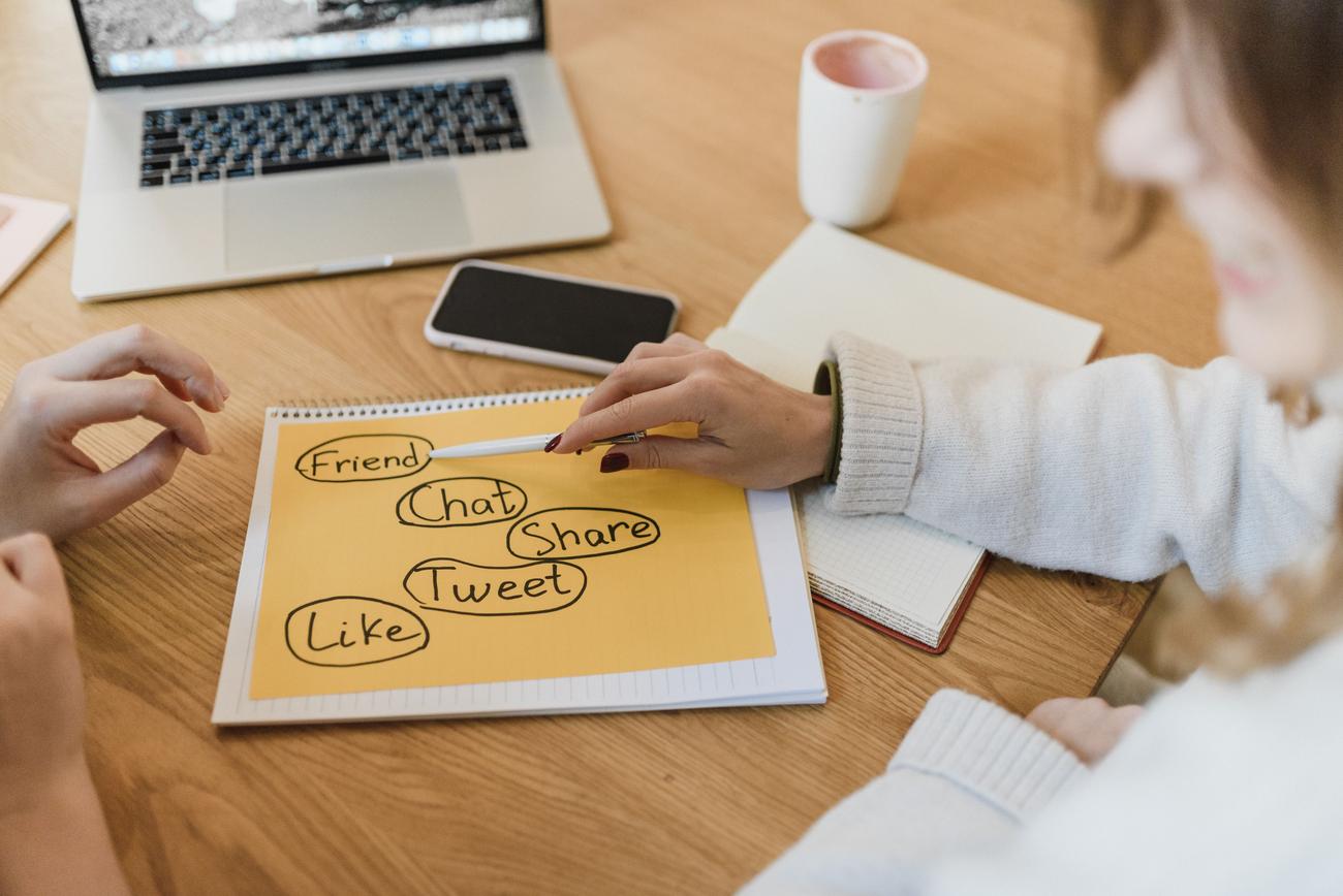 Dos profesionales planificando una estrategia de marketing digital, representando los roles de gestión y coordinación en el ecosistema de YouTube. Dos profesionales planificando una estrategia de marketing digital, representando los roles de gestión y coordinación en el ecosistema de YouTube.
