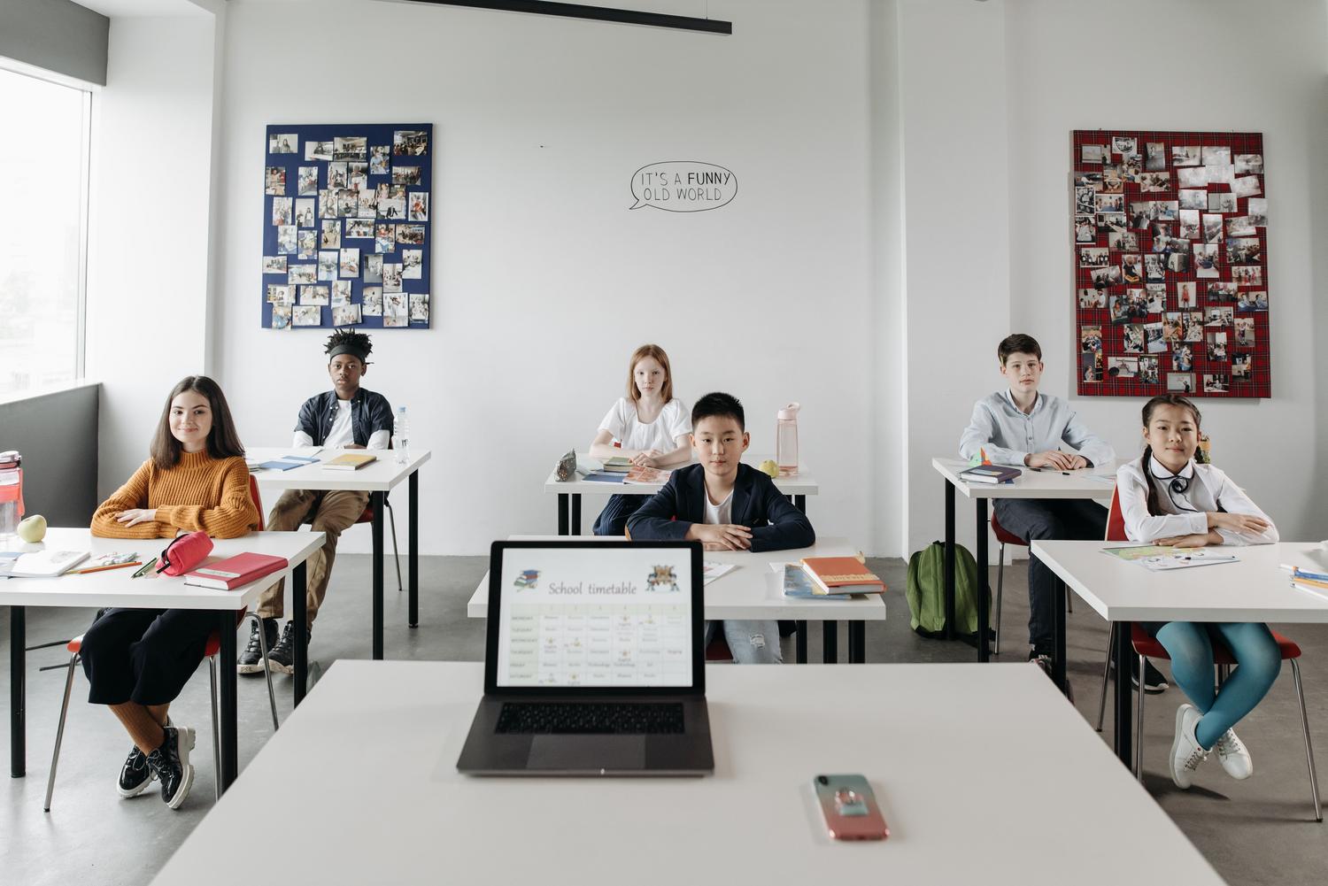 Estudiantes diversos y atentos en un aula moderna, reflejando la motivación y el compromiso que generan los métodos de enseñanza interactivos. Estudiantes diversos y atentos en un aula moderna, reflejando la motivación y el compromiso que generan los métodos de enseñanza interactivos.