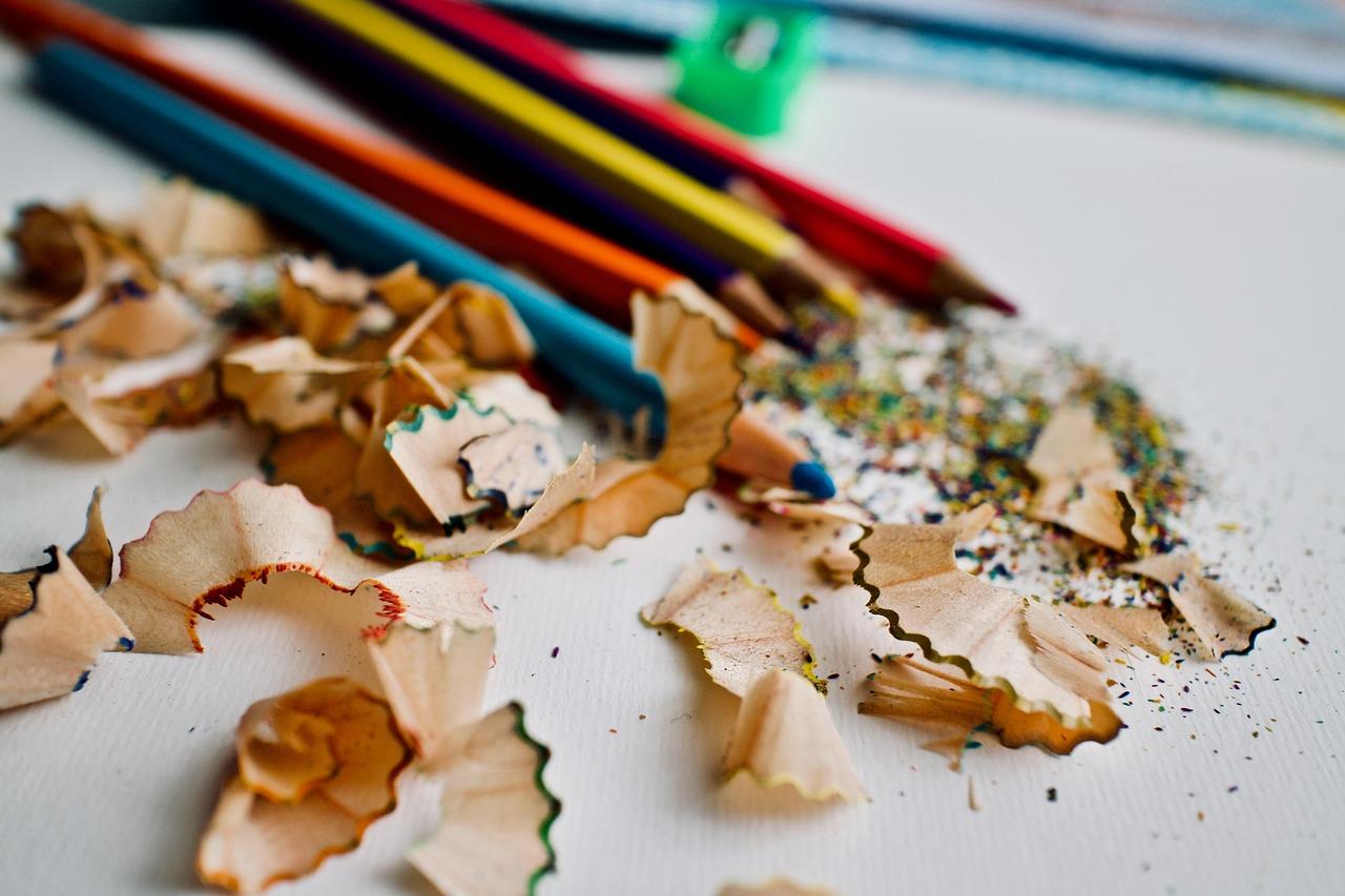 Lápices de colores vibrantes recién afilados, simbolizando la recuperación de la pasión y la creatividad en el aula Lápices de colores vibrantes recién afilados, simbolizando la recuperación de la pasión y la creatividad en el aula