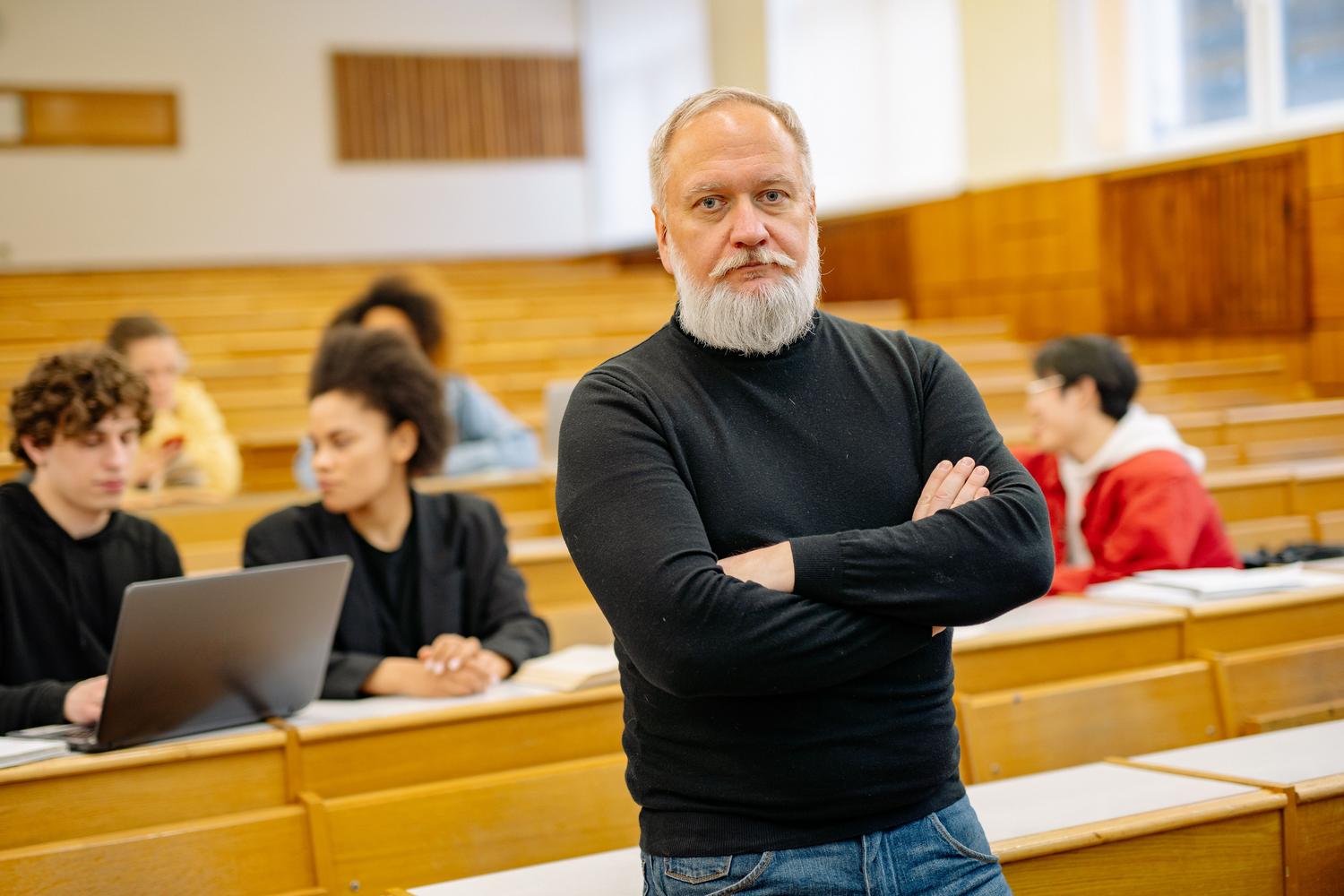 Profesor universitario dando clase en un aula magna con estudiantes, representando el prestigio y la carrera docente. Profesor universitario dando clase en un aula magna con estudiantes, representando el prestigio y la carrera docente.