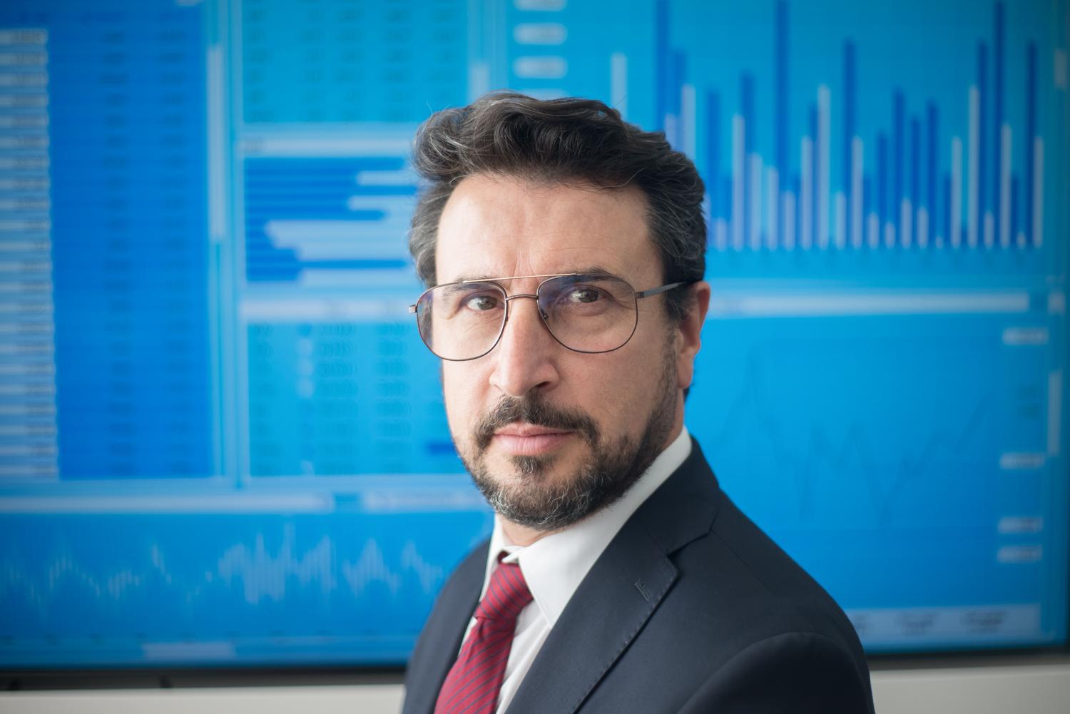 Retrato de un experto en gestión de riesgos proyectando seguridad y rigor analítico frente a datos financieros. Retrato de un experto en gestión de riesgos proyectando seguridad y rigor analítico frente a datos financieros.