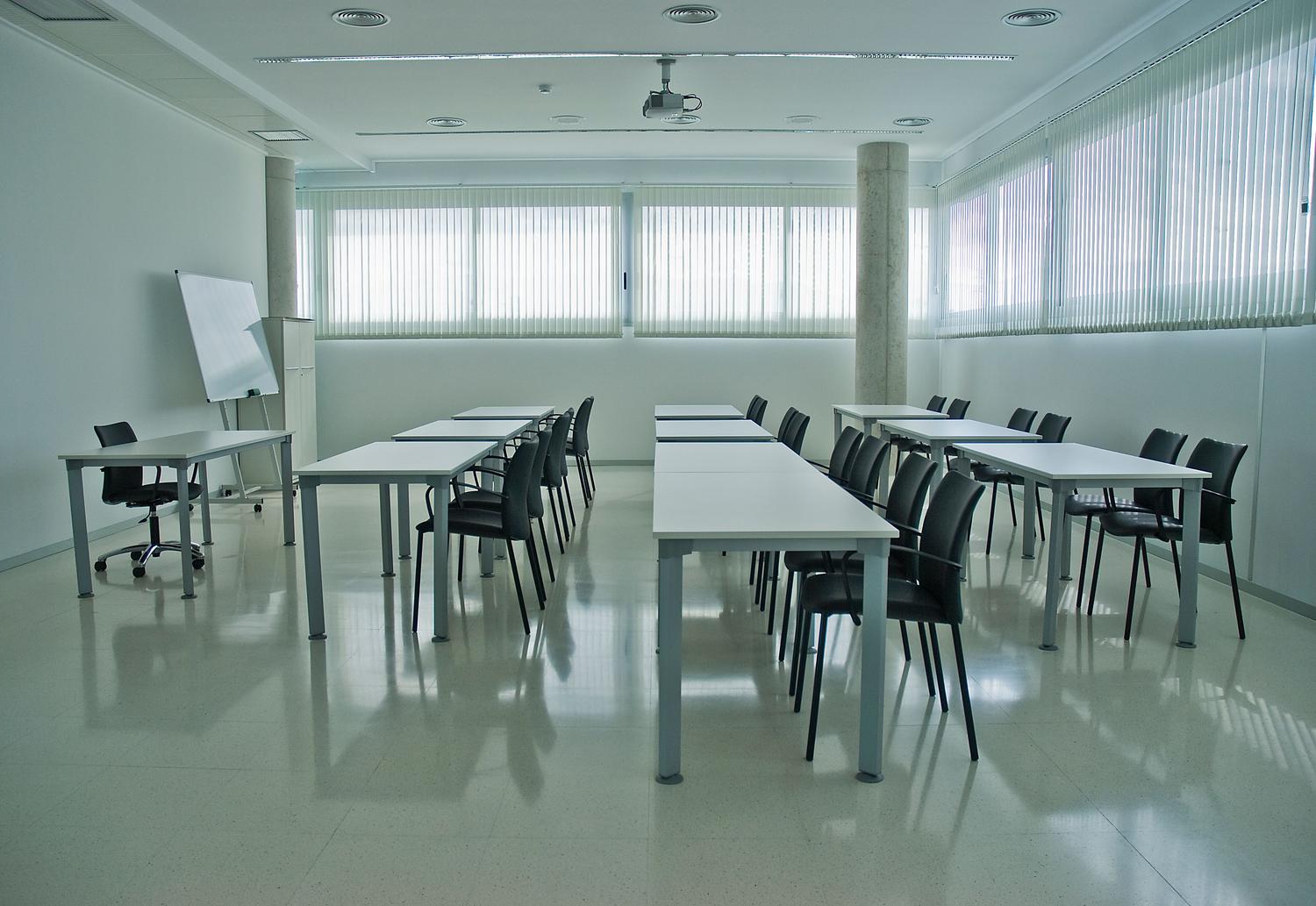 Sala de reuniones moderna y equipada, ideal para representar la gestión y transferencia de conocimiento de una Cátedra Institucional. Sala de reuniones moderna y equipada, ideal para representar la gestión y transferencia de conocimiento de una Cátedra Institucional.