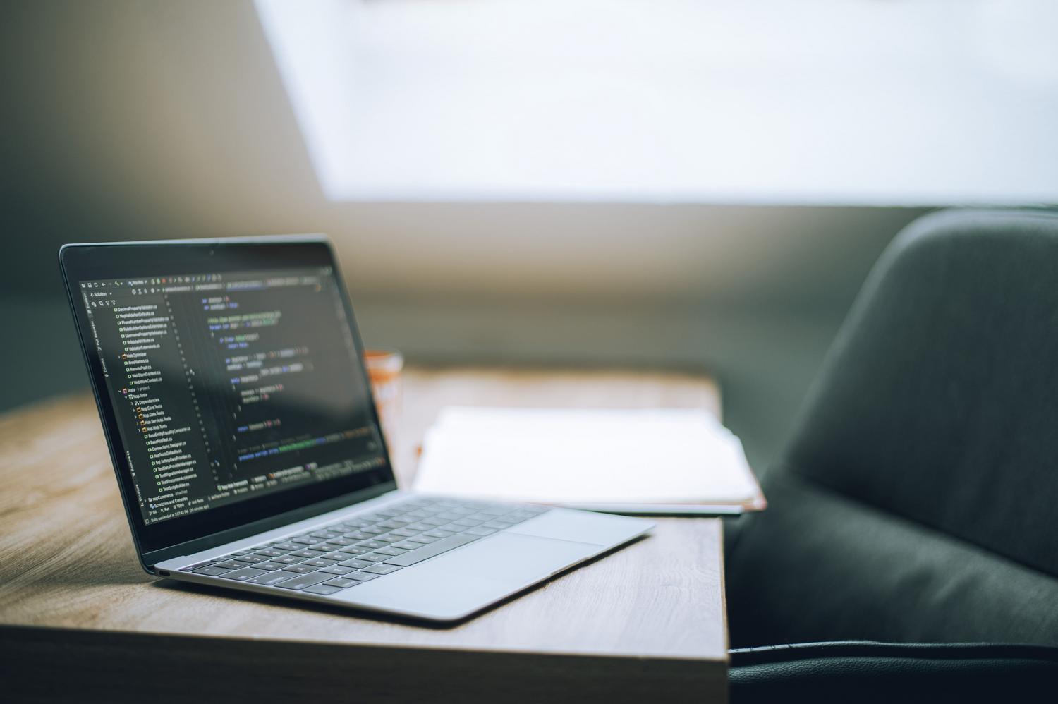 Espacio de trabajo moderno con un portátil mostrando código de programación, ideal para ilustrar la aplicación de ChatGPT en Linux. Espacio de trabajo moderno con un portátil mostrando código de programación, ideal para ilustrar la aplicación de ChatGPT en Linux.