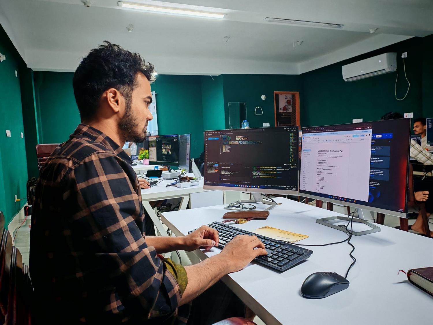 Desarrollador de software trabajando con un sistema de doble monitor, ilustrando la funcionalidad de Codex para programadores. Desarrollador de software trabajando con un sistema de doble monitor, ilustrando la funcionalidad de Codex para programadores.