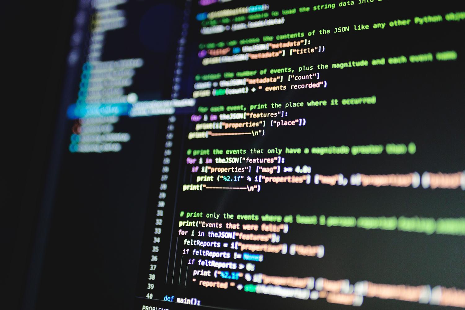 Primer plano de código de programación colorido en un monitor, representando la instalación y configuración a través de la terminal de Linux. Primer plano de código de programación colorido en un monitor, representando la instalación y configuración a través de la terminal de Linux.
