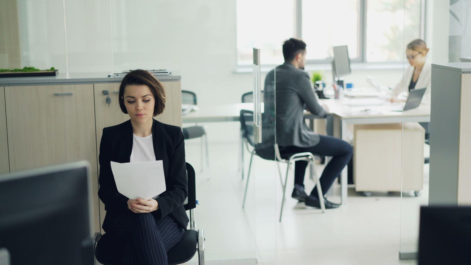 Entorno de oficina profesional moderno, simbolizando la gestión del talento y la transparencia en los sistemas algorítmicos. Entorno de oficina profesional moderno, simbolizando la gestión del talento y la transparencia en los sistemas algorítmicos.