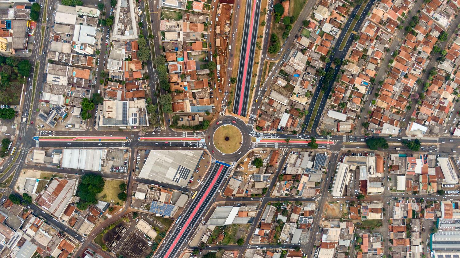 Vista aérea de una rotonda urbana y zona residencial Vista aérea de una rotonda urbana y zona residencial, ilustrando el análisis de patrones espaciales y el uso de SIG para identificar 'hot spots' criminales.