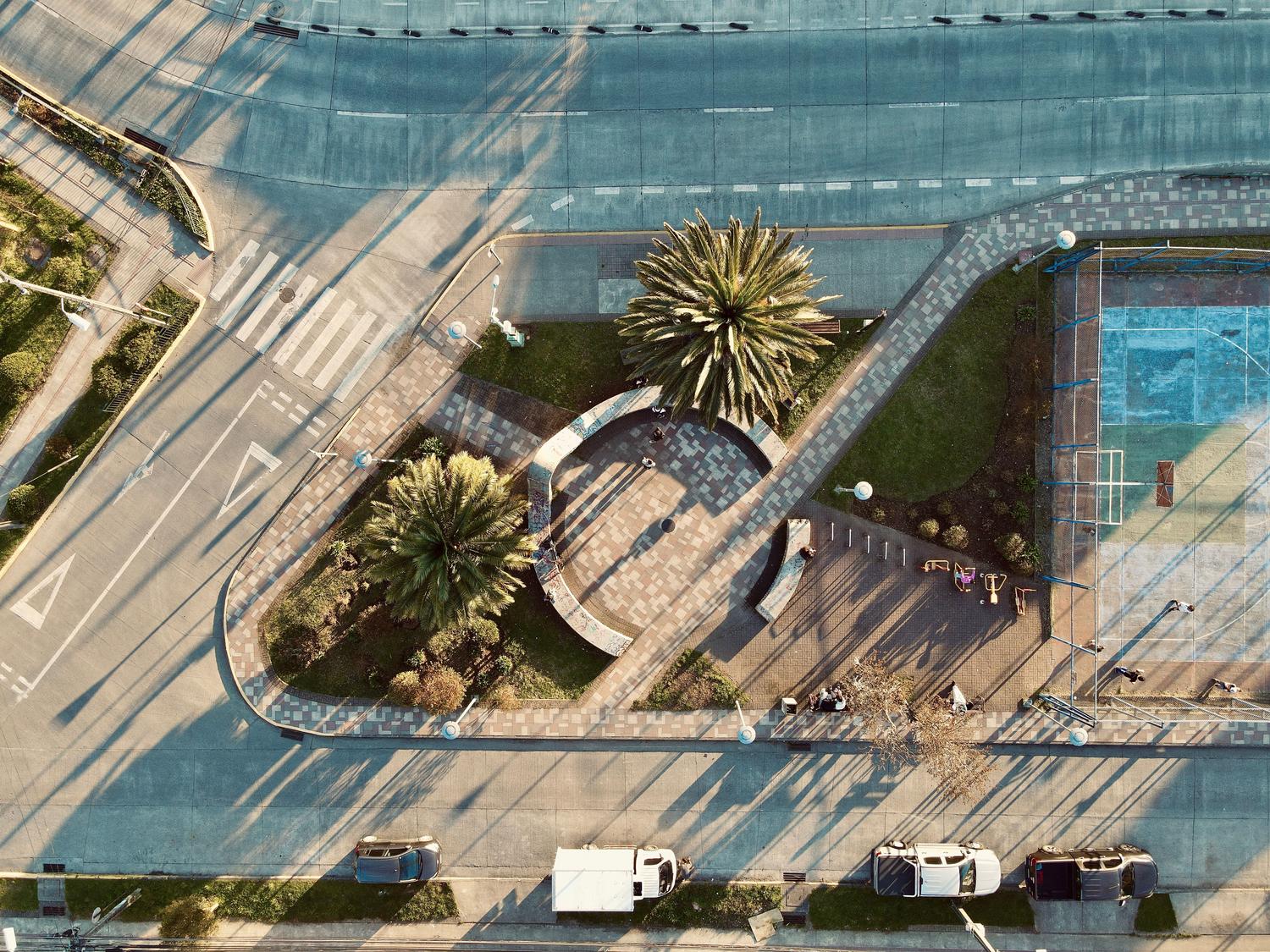 Vista aérea de un parque urbano con senderos abiertos y visibilidad clara Vista aérea de un parque urbano con senderos abiertos y visibilidad clara, ejemplificando la vigilancia natural en espacios públicos.