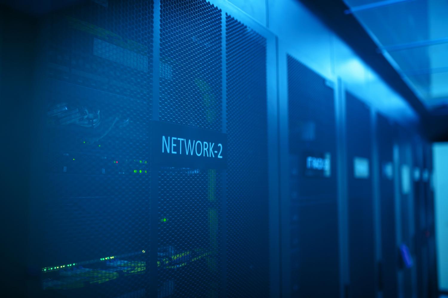 Centro de datos moderno con racks de servidores e iluminación azul, representando la infraestructura tecnológica para la IA soberana. Centro de datos moderno con racks de servidores e iluminación azul, representando la infraestructura tecnológica para la IA soberana.