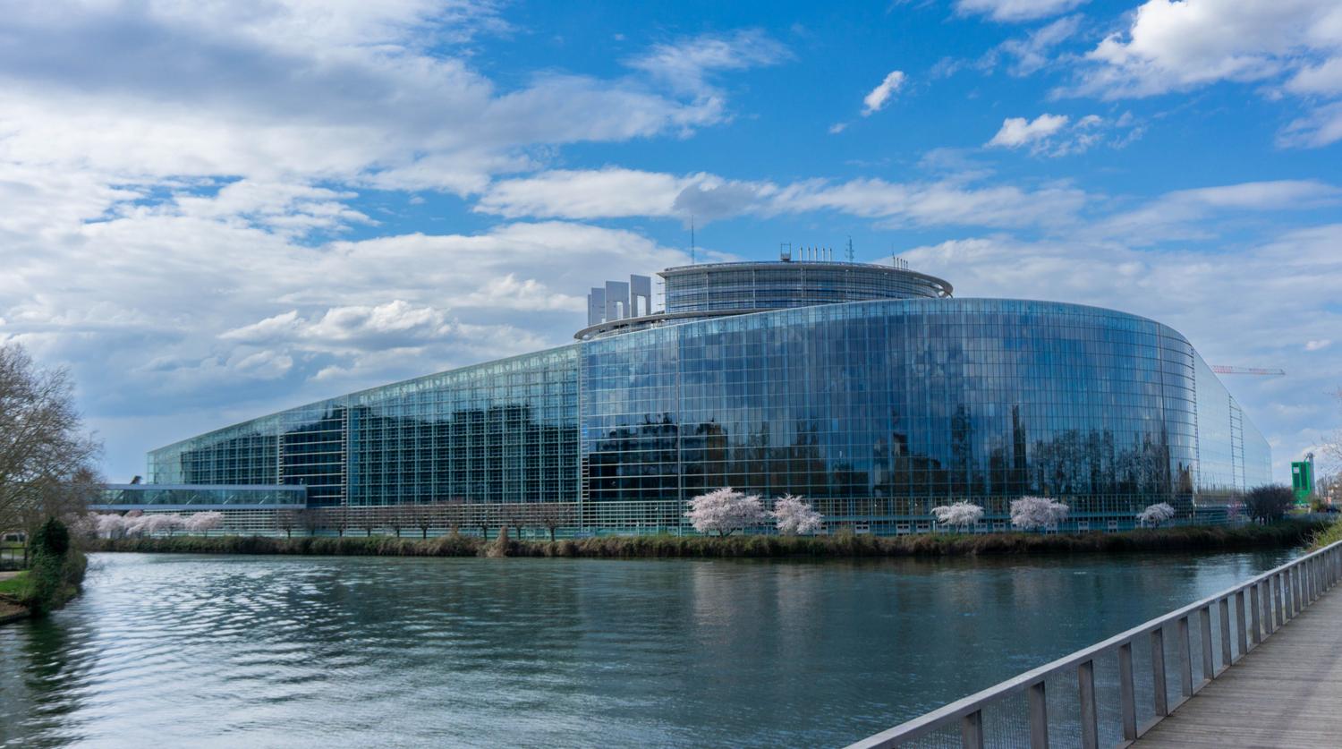 Edificio del Parlamento Europeo en Estrasburgo, representando el marco regulatorio y legal de la UE para la inteligencia artificial. Edificio del Parlamento Europeo en Estrasburgo, representando el marco regulatorio y legal de la UE para la inteligencia artificial.