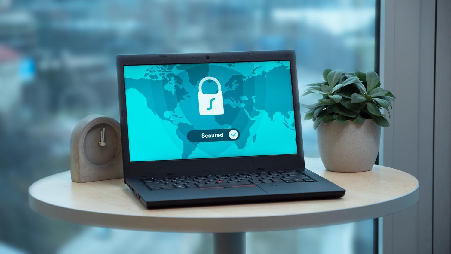 Portátil con icono de candado de seguridad en pantalla azul, simbolizando la privacidad y protección de datos sensibles. Portátil con icono de candado de seguridad en pantalla azul, simbolizando la privacidad y protección de datos sensibles.