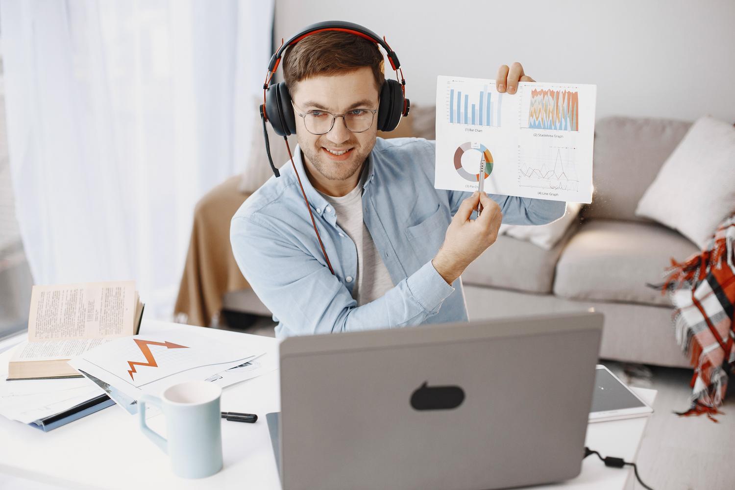 Profesional con auriculares analizando datos en una videollamada, ilustrando el apoyo docente y la comunicación constante en la educación online. Profesional con auriculares analizando datos en una videollamada, ilustrando el apoyo docente y la comunicación constante en la educación online.