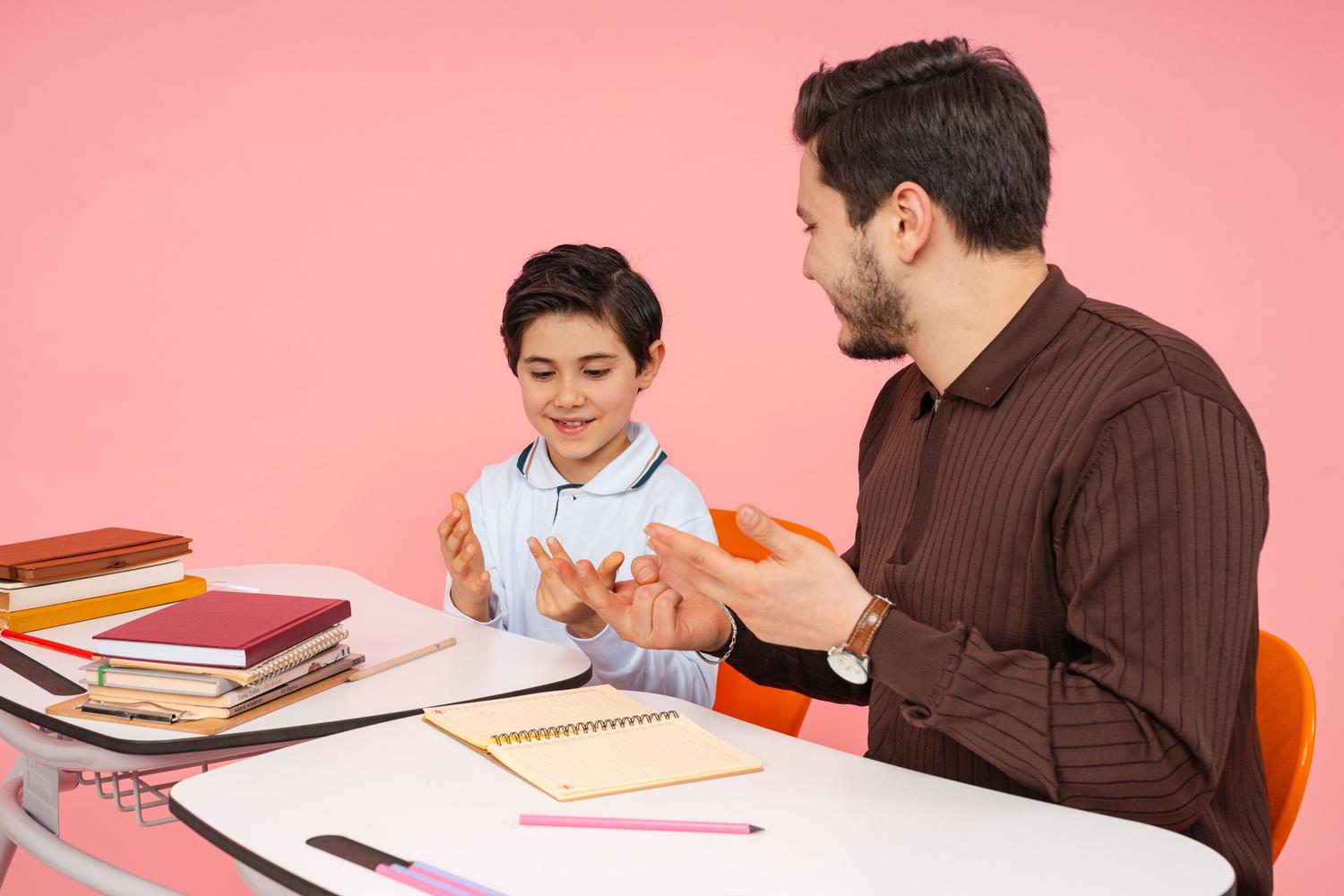 Educador y adolescente en una sesión de aprendizaje cercana y positiva, ilustrando el modelo educativo y el apoyo de equipos multidisciplinares. Educador y adolescente en una sesión de aprendizaje cercana y positiva, ilustrando el modelo educativo y el apoyo de equipos multidisciplinares.