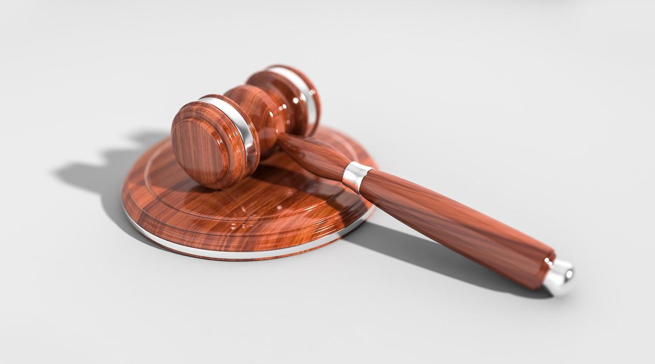 Mazo de juez de madera sobre una mesa, representando la toma de decisiones judiciales y la aplicación de medidas penales. Mazo de juez de madera sobre una mesa, representando la toma de decisiones judiciales y la aplicación de medidas penales.