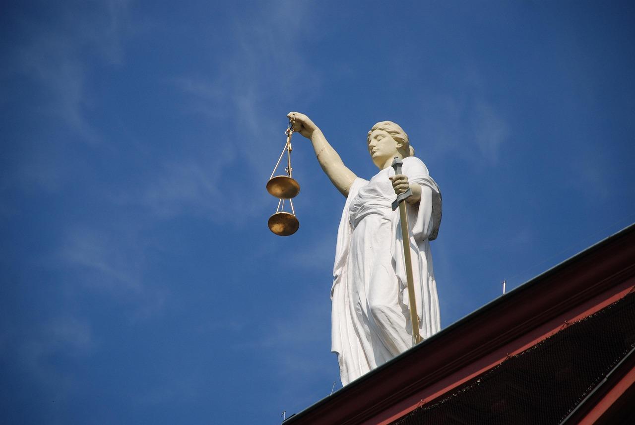 Estatua de la dama de la justicia con la venda en los ojos y la balanza, simbolizando la equidad y el marco legal del sistema penal. Estatua de la dama de la justicia con la venda en los ojos y la balanza, simbolizando la equidad y el marco legal del sistema penal.