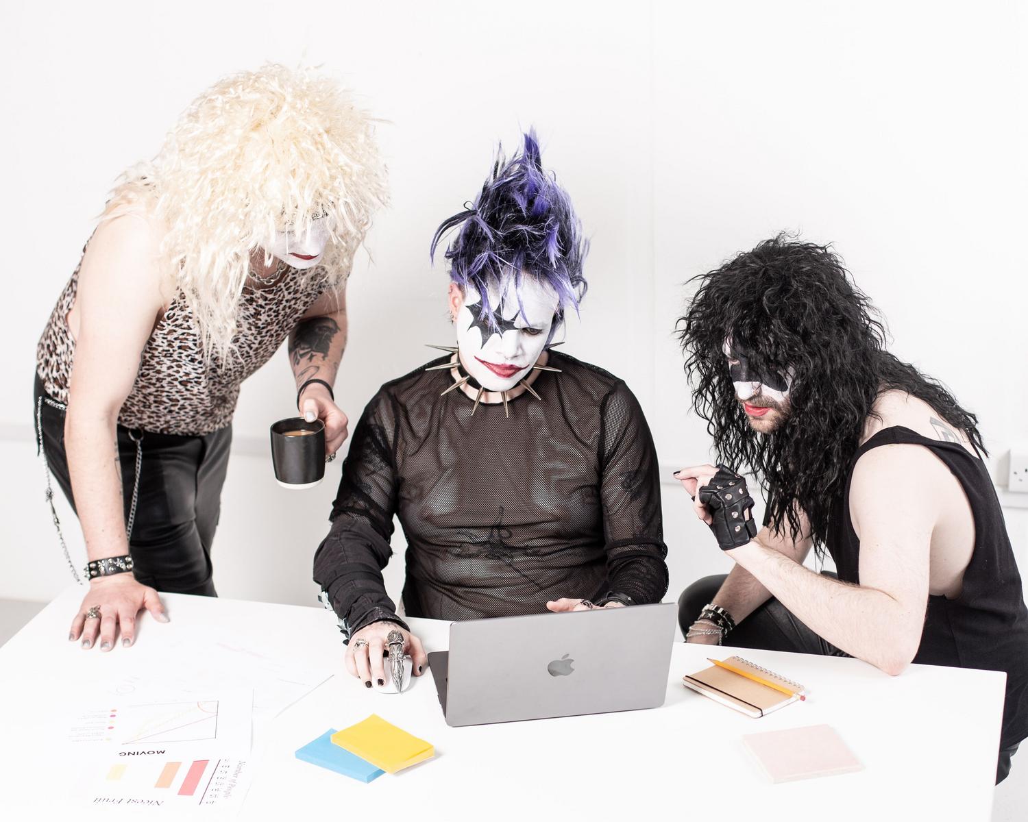 Músicos y su manager planificando la estrategia de carrera con un ordenador portátil. Músicos y su manager planificando la estrategia de carrera con un ordenador portátil.
