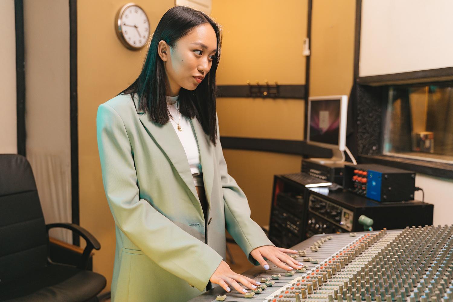 Perfil profesional de un manager musical supervisando la producción en un estudio. Perfil profesional de un manager musical supervisando la producción en un estudio.