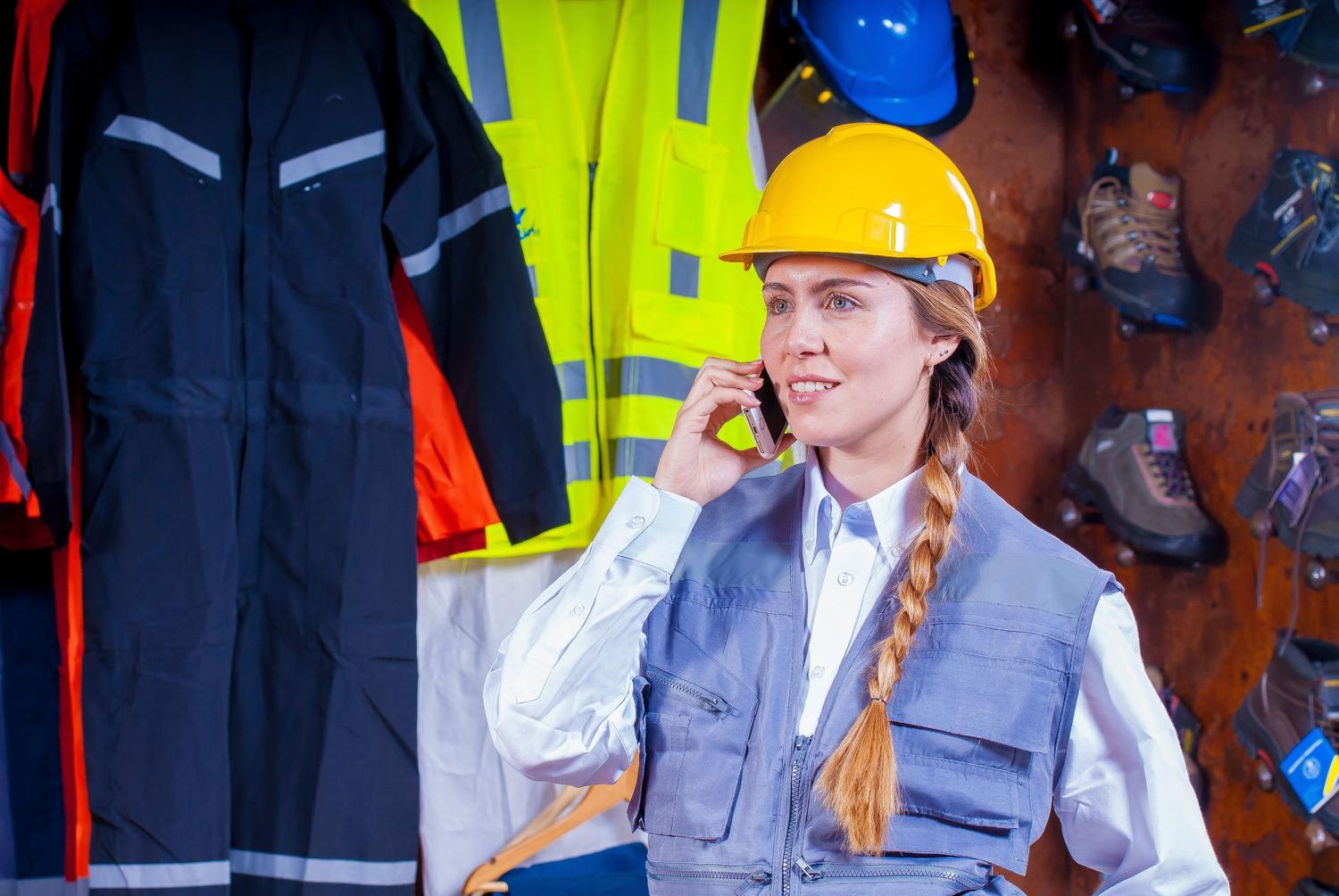 Ingeniera de seguridad coordinando la gestión de equipos de protección en un entorno industrial, representando la supervisión y gestión de la PRL. Ingeniera de seguridad coordinando la gestión de equipos de protección en un entorno industrial, representando la supervisión y gestión de la PRL.