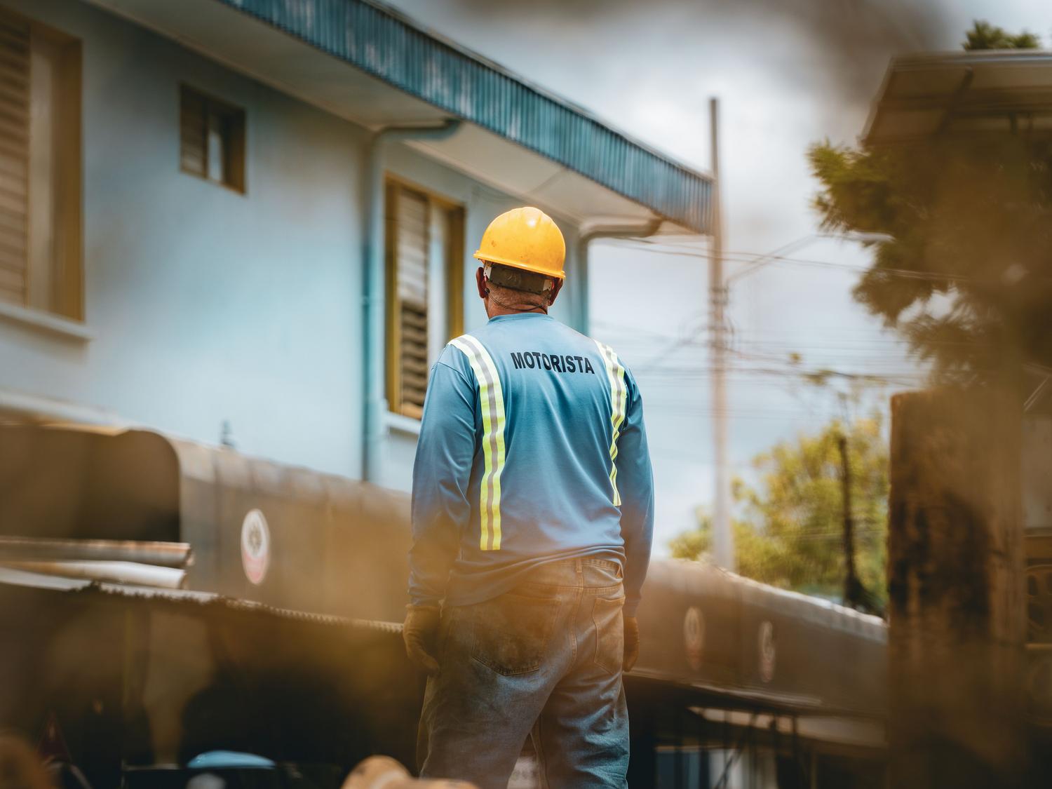 Trabajador industrial utilizando correctamente sus Equipos de Protección Individual (EPIs), incluyendo casco y ropa reflectante, para la prevención de riesgos laborales. Trabajador industrial utilizando correctamente sus Equipos de Protección Individual (EPIs), incluyendo casco y ropa reflectante, para la prevención de riesgos laborales.