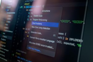 Primer plano de una pantalla de ordenador mostrando un editor de código con un menú de "Acciones de IA", ilustrando el concepto de Vibe Coding donde la IA actúa como programador personal.