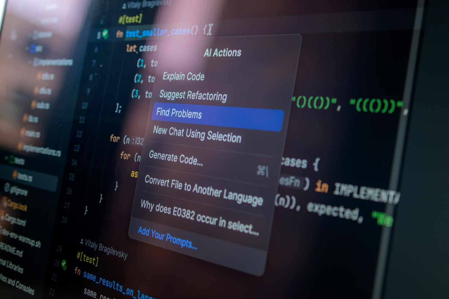 Primer plano de una pantalla de ordenador mostrando un editor de código con un menú de "Acciones de IA", ilustrando el concepto de Vibe Coding donde la IA actúa como programador personal. Primer plano de una pantalla de ordenador mostrando un editor de código con un menú de "Acciones de IA", ilustrando el concepto de Vibe Coding donde la IA actúa como programador personal.