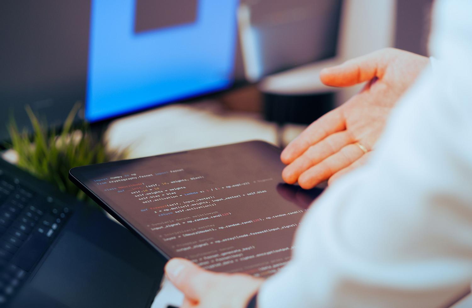 Un profesional revisando la lógica de una aplicación en una tablet dentro de una oficina moderna, ilustrando la fase de validación y prueba de prototipos creados con IA. Un profesional revisando la lógica de una aplicación en una tablet dentro de una oficina moderna, ilustrando la fase de validación y prueba de prototipos creados con IA.