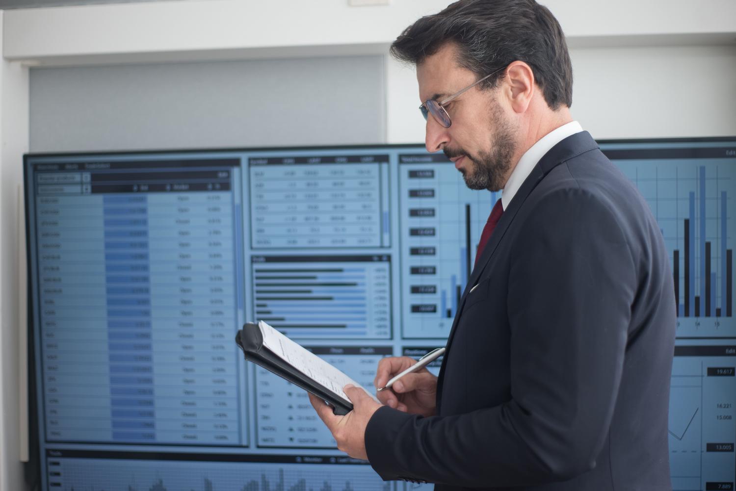 Ottimizzazione e monitoraggio dei modelli in produzione Specialista nell'analisi di grafici di dati su più schermi in un ambiente aziendale, con particolare attenzione all'ottimizzazione e al monitoraggio dei modelli in produzione.