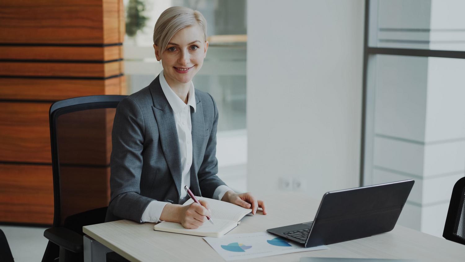 Profesional organizando su plan de carrera y analizando sus fortalezas en un entorno corporativo. Profesional organizando su plan de carrera y analizando sus fortalezas en un entorno corporativo.