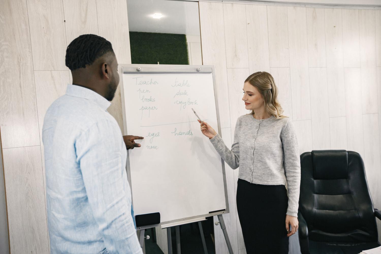 Asesora profesional explicando una estrategia de carrera utilizando una pizarra en una sesión de planificación. Asesora profesional explicando una estrategia de carrera utilizando una pizarra en una sesión de planificación.