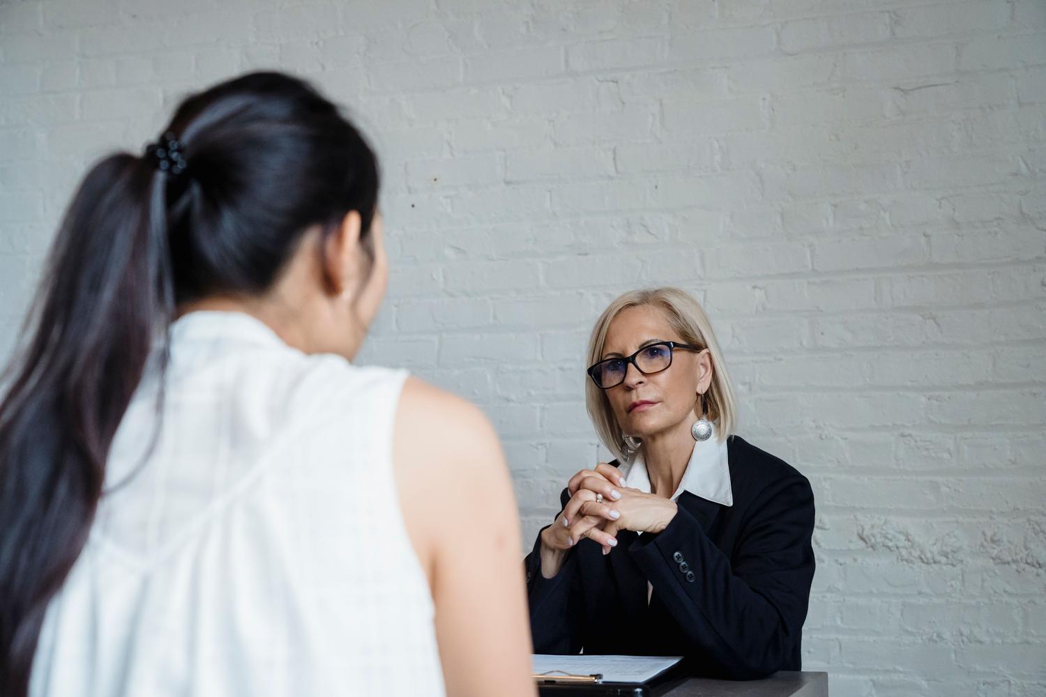 Sesión de asesoramiento profesional entre una consultora experta y su cliente en un entorno de oficina moderno. Sesión de asesoramiento profesional entre una consultora experta y su cliente en un entorno de oficina moderno.