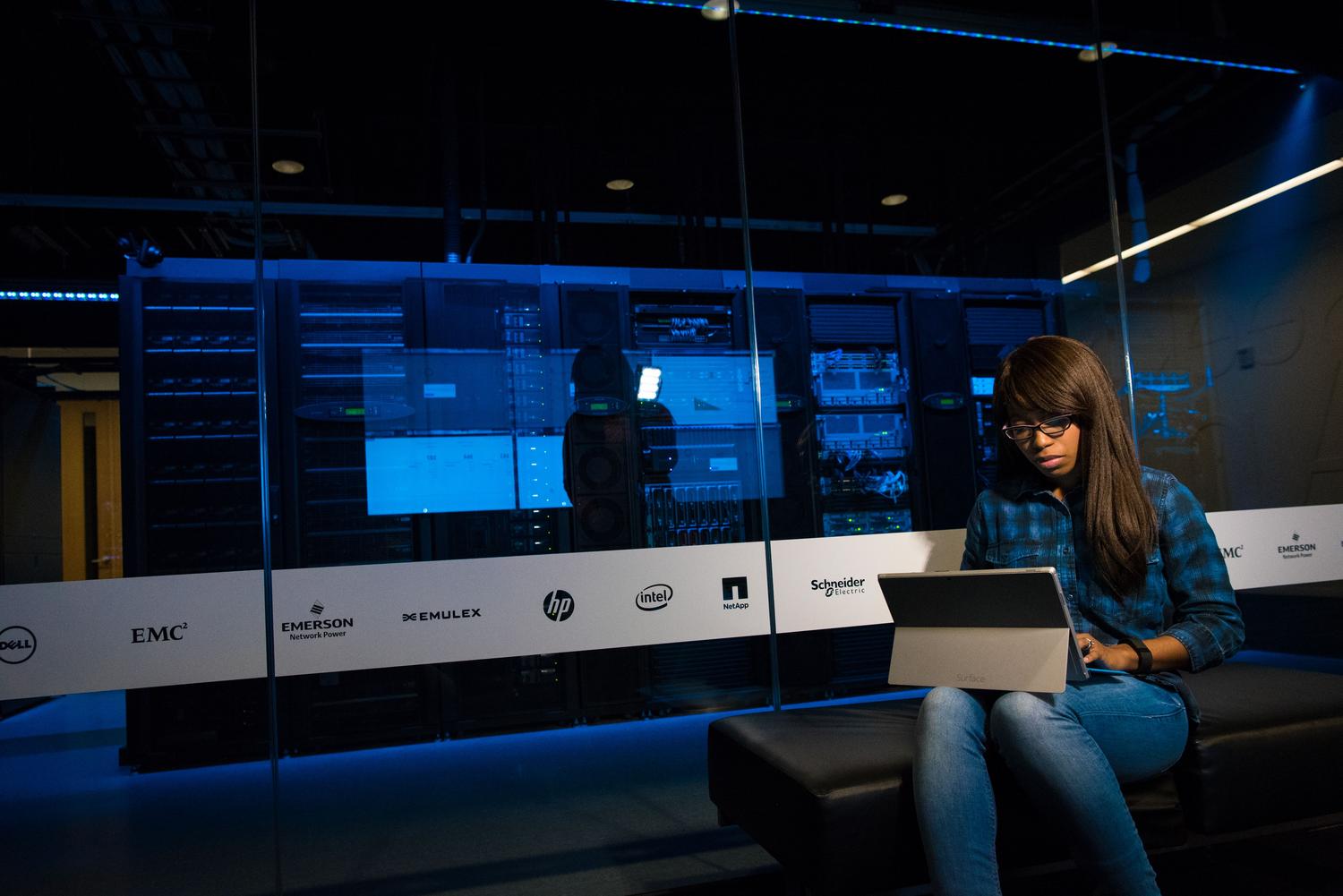 Gestora de seguridad de la información trabajando en un centro de datos moderno Gestora de seguridad de la información trabajando en un centro de datos moderno