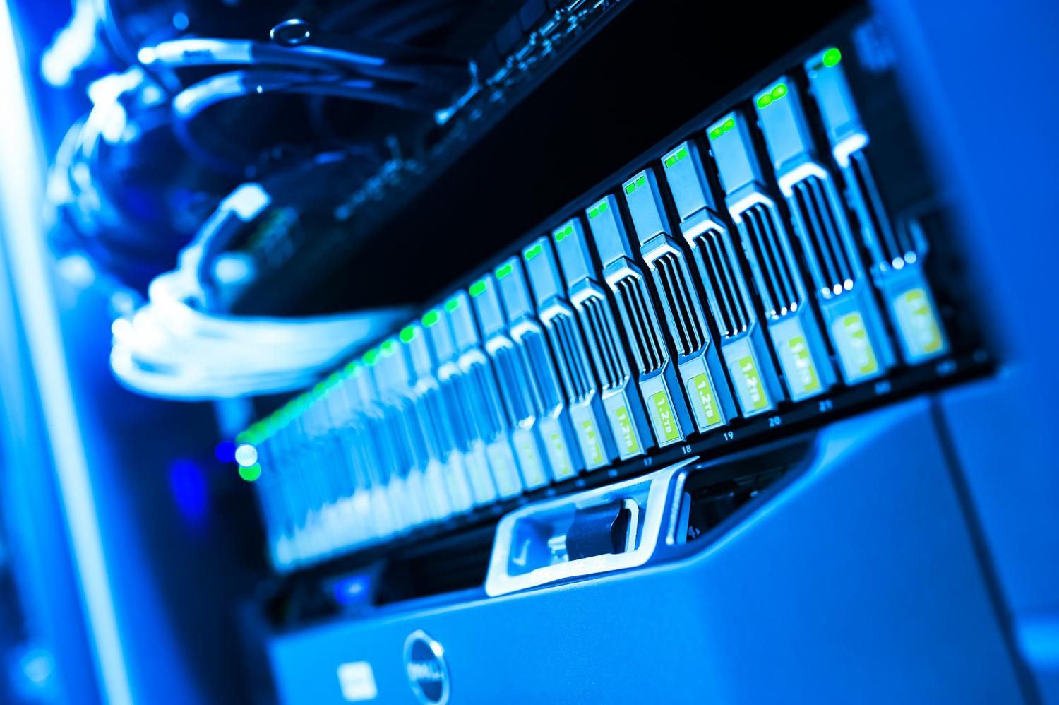 Racks de servidores iluminados en azul, representando la infraestructura tecnológica gestionada estratégicamente Racks de servidores iluminados en azul, representando la infraestructura tecnológica gestionada estratégicamente