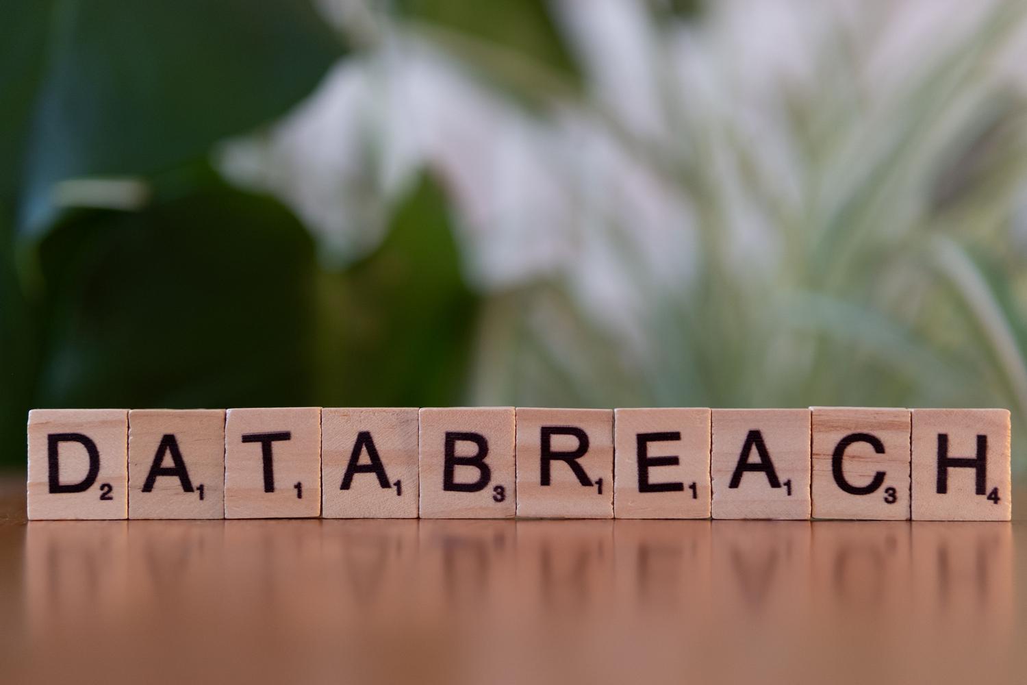 Letras formando la frase data breach, representando la gestión de incidentes de seguridad Letras formando la frase data breach, representando la gestión de incidentes de seguridad