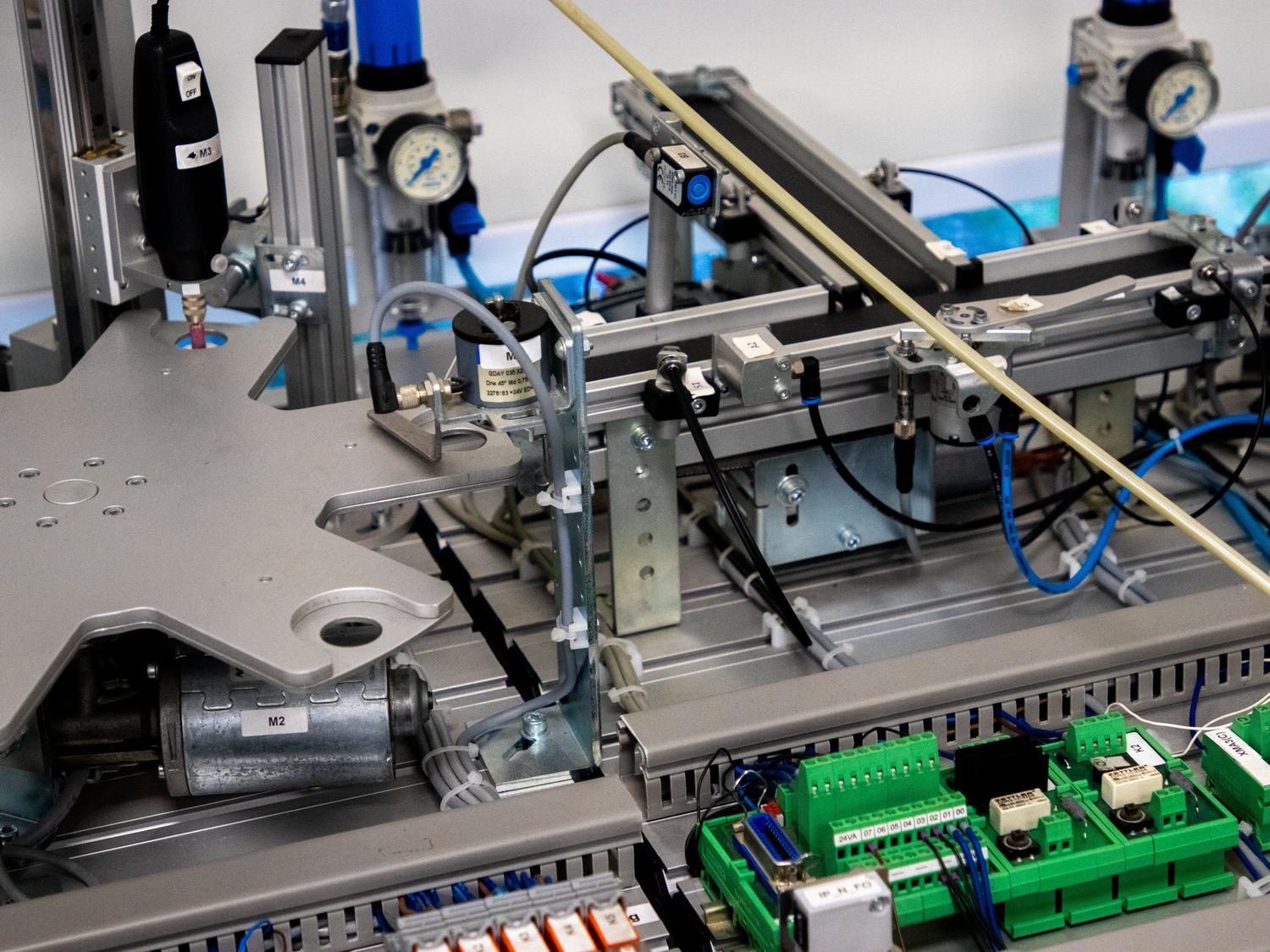 Sistema de automatización robótica avanzada, ejemplificando la digitalización y el uso de gemelos digitales en la industria. Sistema de automatización robótica avanzada, ejemplificando la digitalización y el uso de gemelos digitales en la industria.