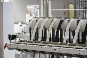Maquinaria industrial moderna en funcionamiento, representando la innovación tecnológica para superar desafíos operativos.