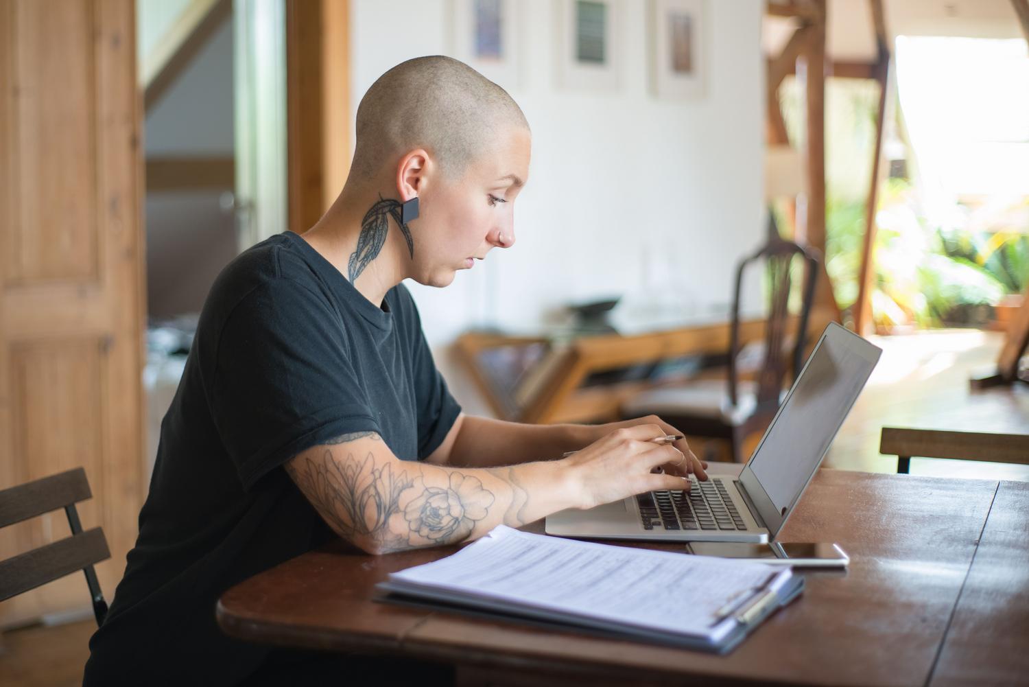 Mujer emprendedora trabajando en su espacio de trabajo personal con un ordenador portátil. Mujer emprendedora trabajando en su espacio de trabajo personal con un ordenador portátil.
