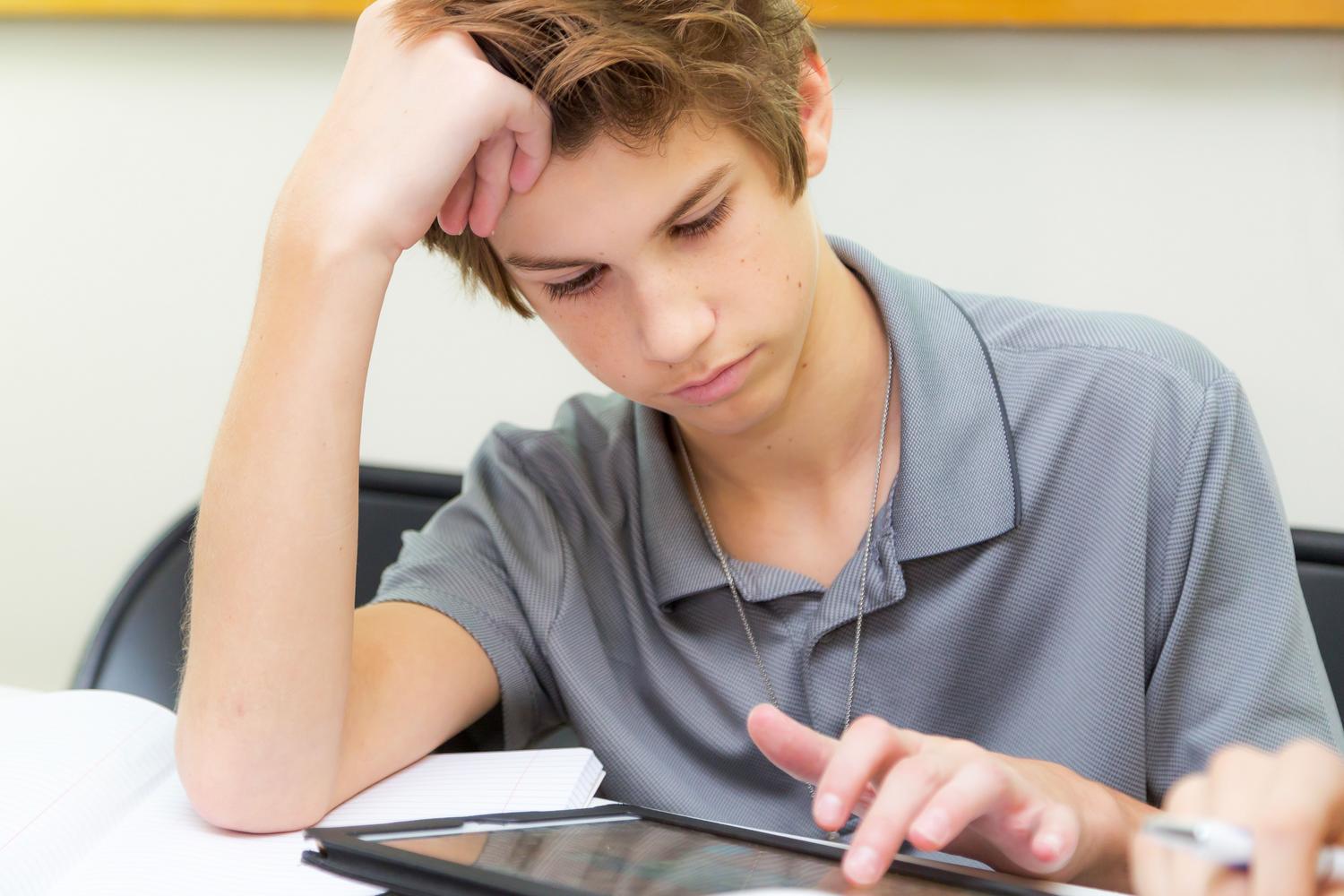 Estudiante concentrado utilizando una tablet en el aula para el aprendizaje de las matemáticas, representando la integración tecnológica Estudiante concentrado utilizando una tablet en el aula para el aprendizaje de las matemáticas, representando la integración tecnológica