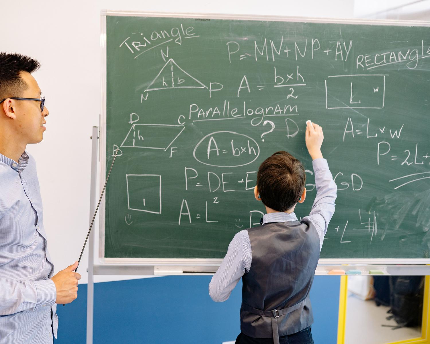 Profesor y alumno interactuando durante una lección de geometría, ejemplificando la acción didáctica reflexiva Profesor y alumno interactuando durante una lección de geometría, ejemplificando la acción didáctica reflexiva