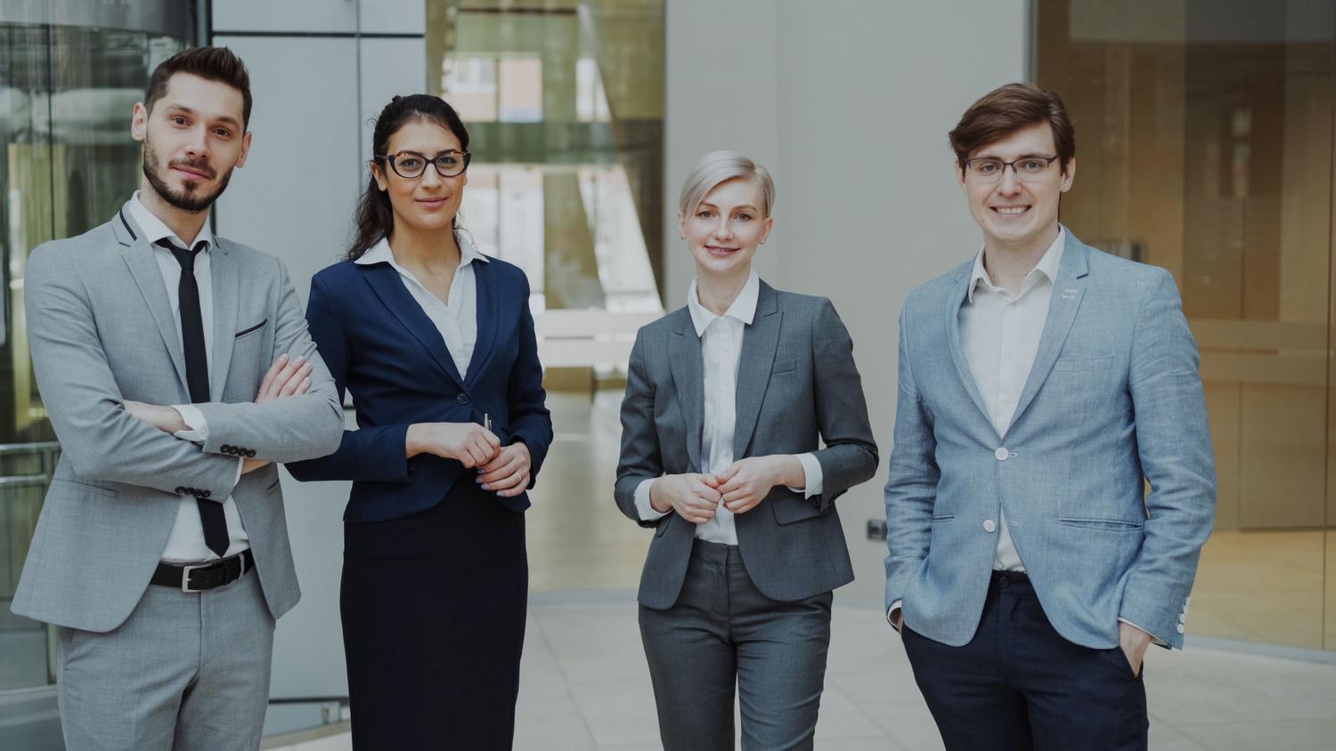 Grupo de jóvenes profesionales diversos en un entorno de oficina moderno, representando el talento emergente de los programas de early careers. Grupo de jóvenes profesionales diversos en un entorno de oficina moderno, representando el talento emergente de los programas de early careers.