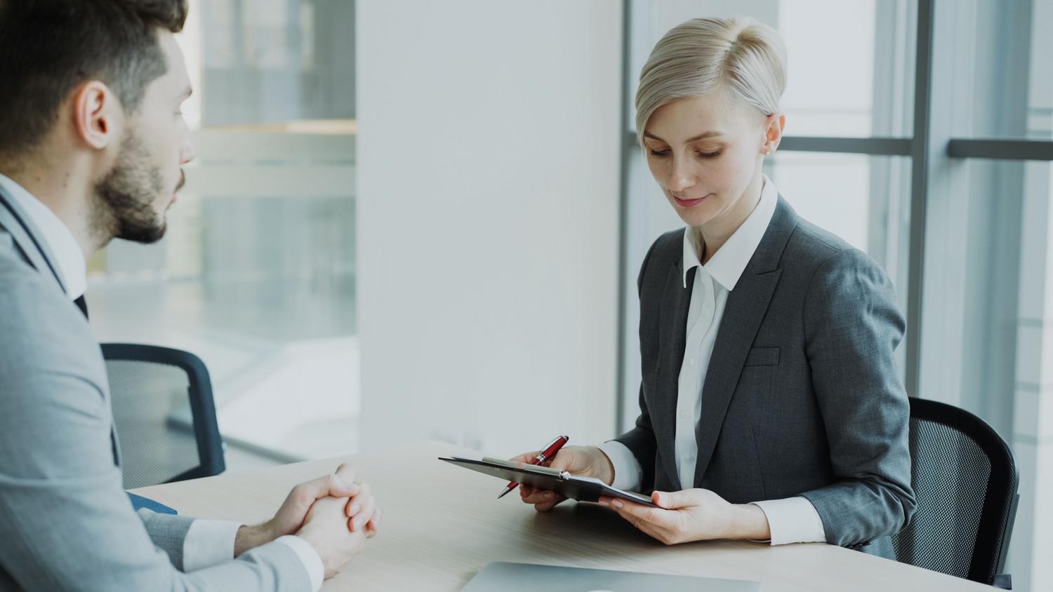 Sesión de mentoría entre dos profesionales en una oficina moderna, reflejando el apoyo y guía de los programas para graduados. Sesión de mentoría entre dos profesionales en una oficina moderna, reflejando el apoyo y guía de los programas para graduados.