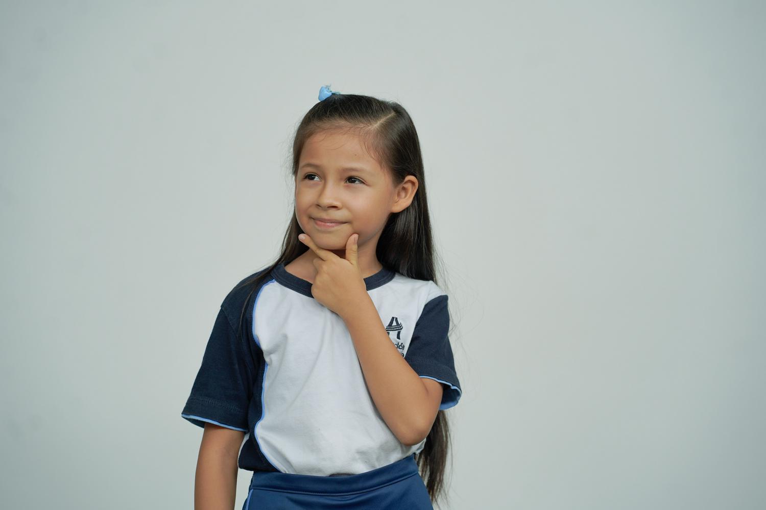 Niña escolar en actitud reflexiva, simbolizando el despertar del pensamiento crítico y la curiosidad. Niña escolar en actitud reflexiva, simbolizando el despertar del pensamiento crítico y la curiosidad.