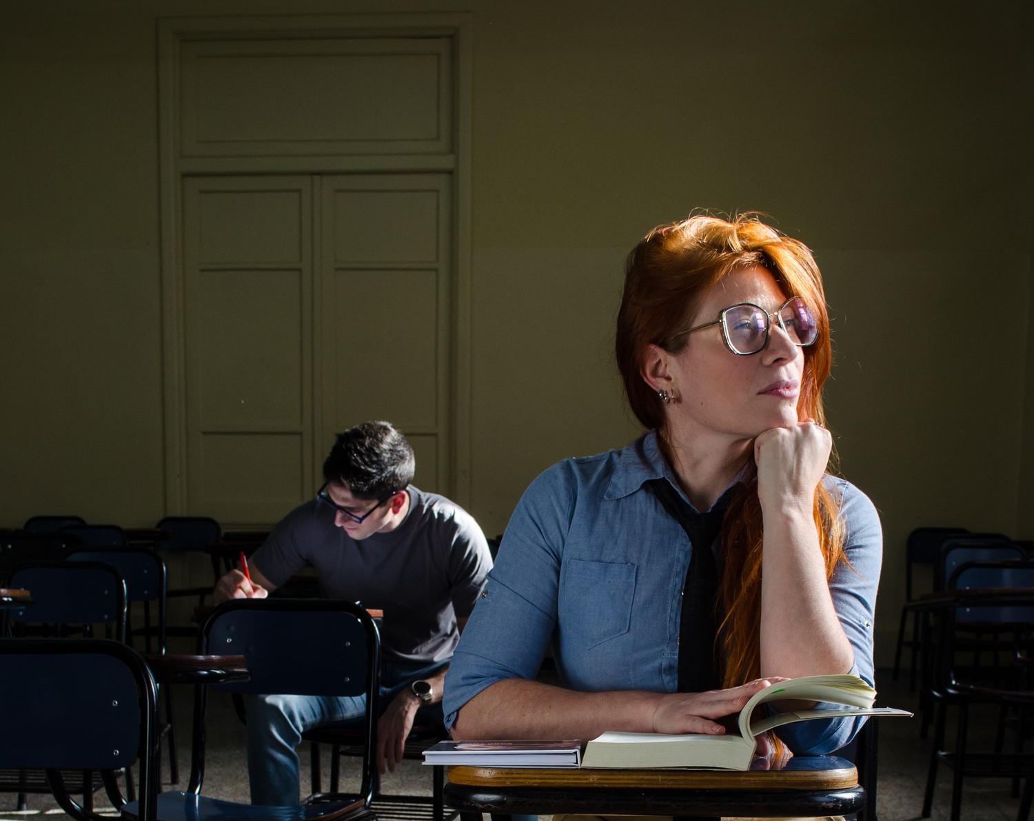 Estudiantes concentrados en un aula luminosa, reflejando una cultura de pensamiento compartido y aprendizaje activo. Estudiantes concentrados en un aula luminosa, reflejando una cultura de pensamiento compartido y aprendizaje activo.
