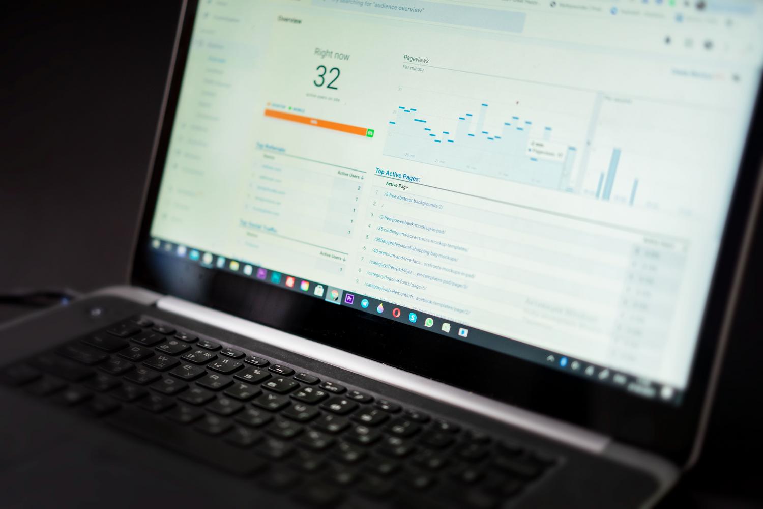 Primer plano de un ordenador portátil mostrando un panel de analíticas digitales con gráficas y datos, representando el análisis de KPIs y reporting. Primer plano de un ordenador portátil mostrando un panel de analíticas digitales con gráficas y datos, representando el análisis de KPIs y reporting.