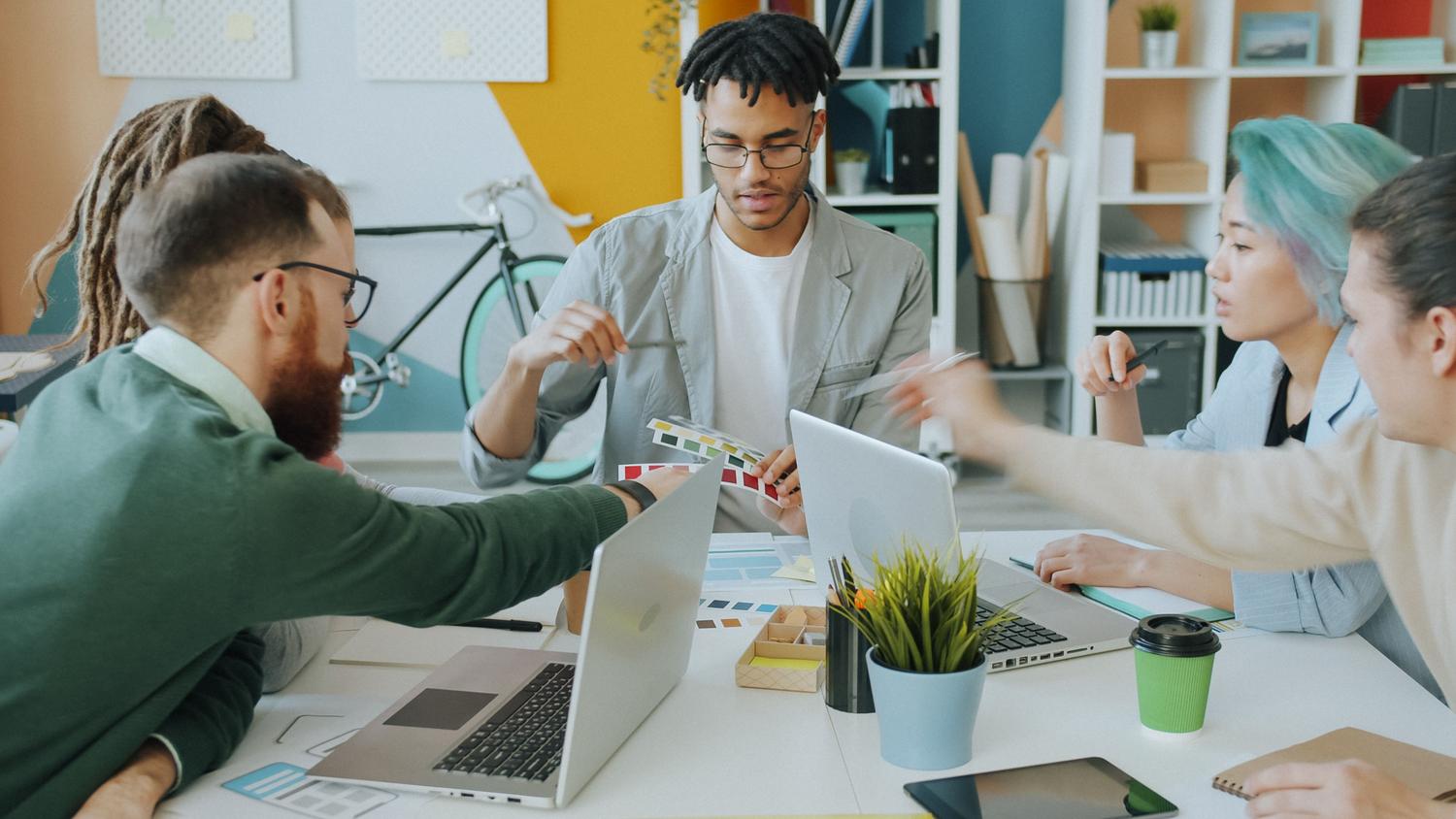 Equipo creativo multidisciplinar realizando una sesión de brainstorming en una oficina moderna, ilustrando la fase de creación de contenido y creatividad. Equipo creativo multidisciplinar realizando una sesión de brainstorming en una oficina moderna, ilustrando la fase de creación de contenido y creatividad.