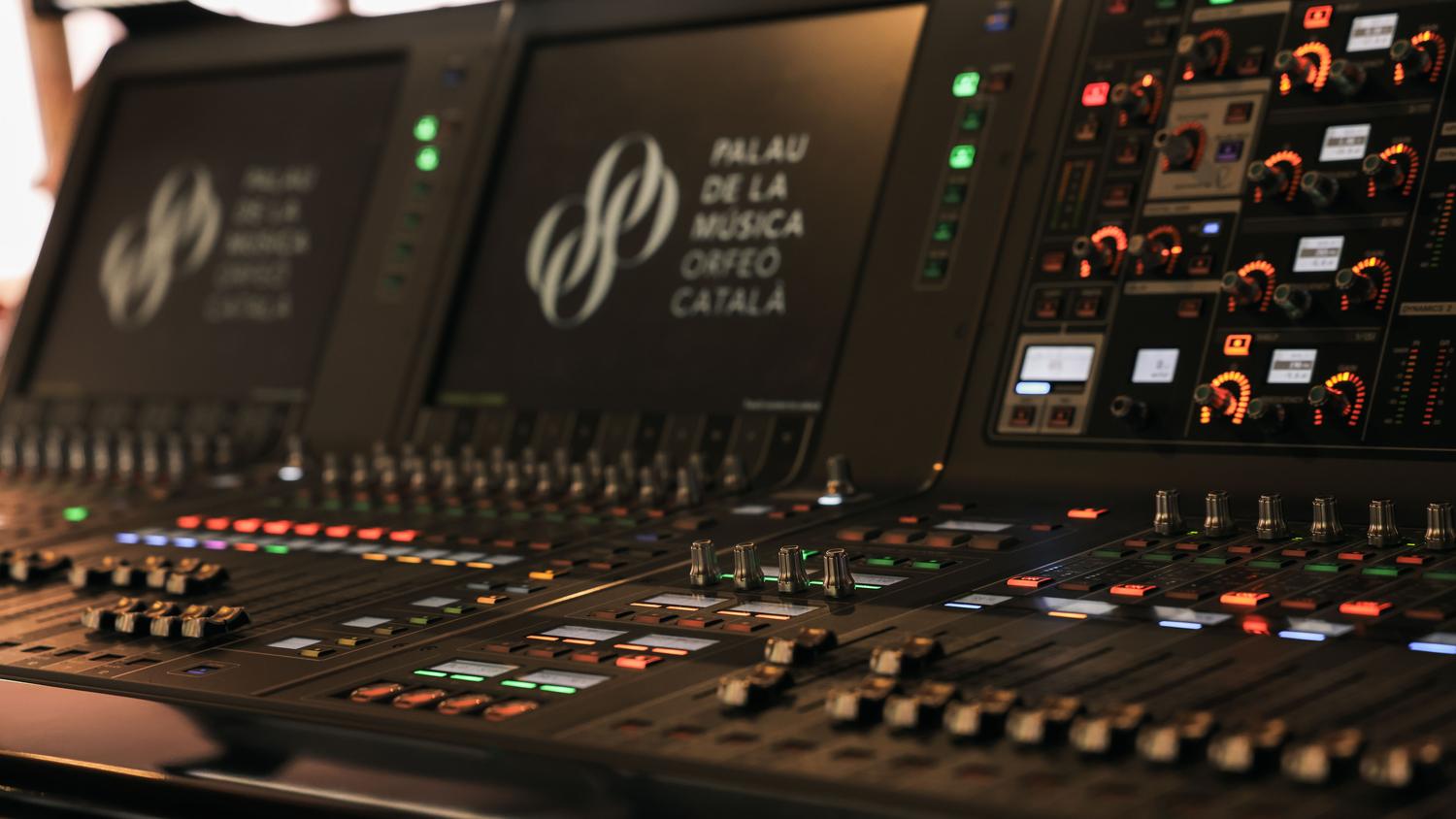 Primer plano detallado de una consola de mezclas de audio profesional, herramienta fundamental del sonidista. Primer plano detallado de una consola de mezclas de audio profesional, herramienta fundamental del sonidista.