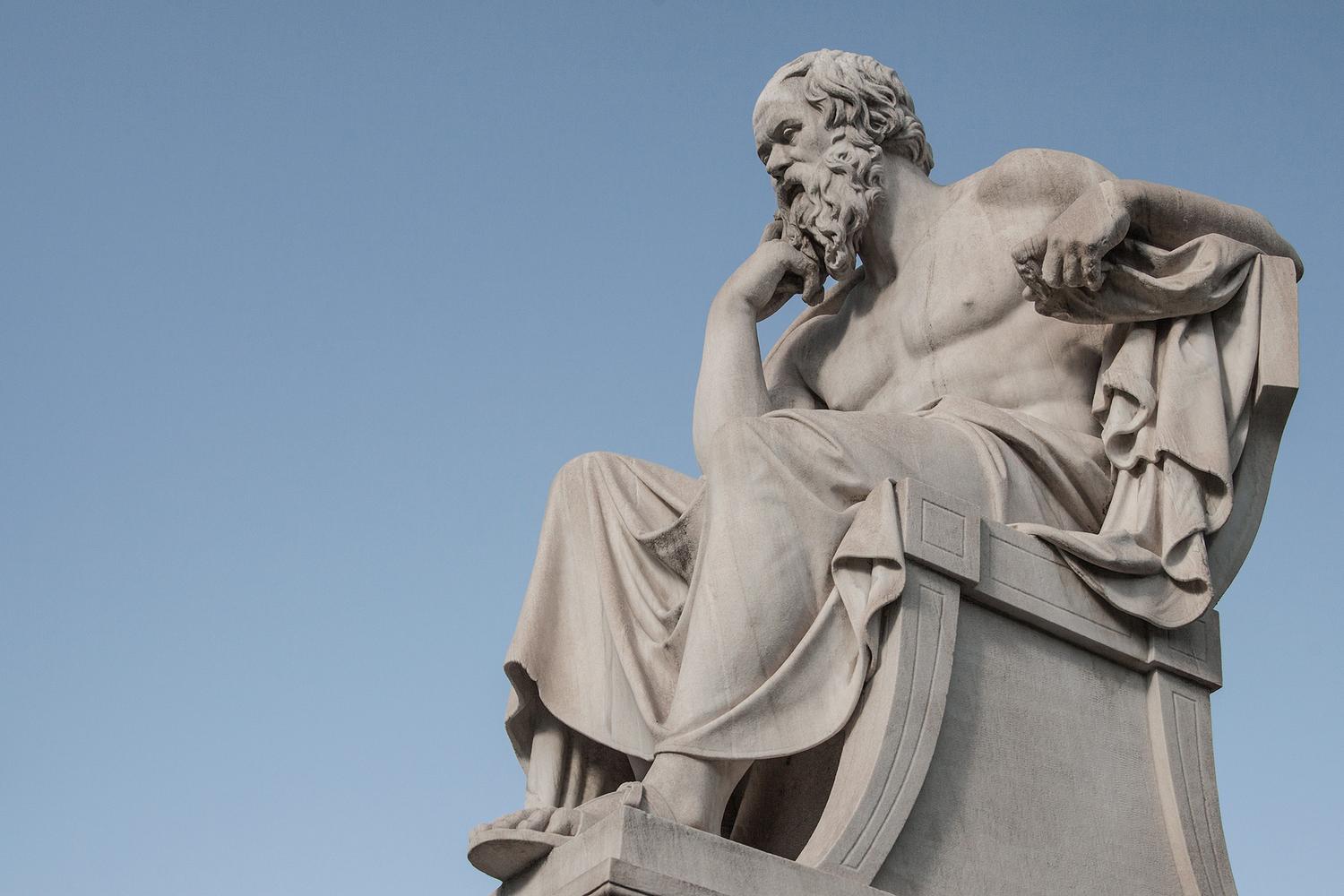 Estatua de piedra del filósofo Sócrates en Atenas, Grecia, representando los cimientos del pensamiento occidental. Estatua de piedra del filósofo Sócrates en Atenas, Grecia, representando los cimientos del pensamiento occidental.
