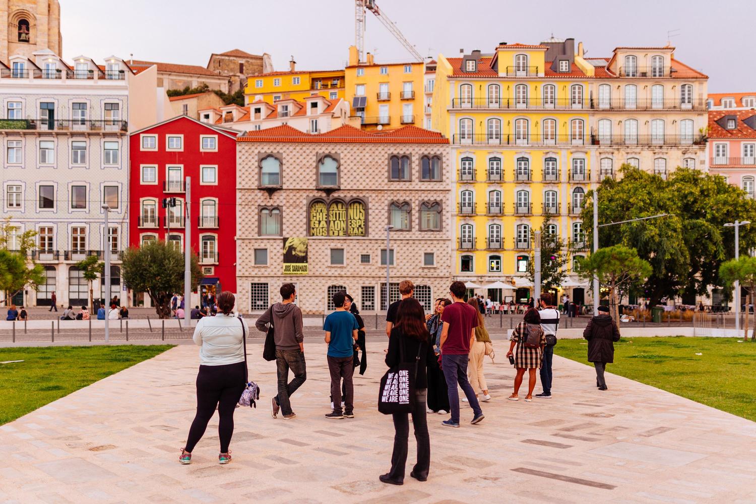 Escena urbana en una ciudad europea con personas de diversos orígenes, reflejando la diversidad demográfica y el dinamismo social Escena urbana en una ciudad europea con personas de diversos orígenes, reflejando la diversidad demográfica y el dinamismo social
