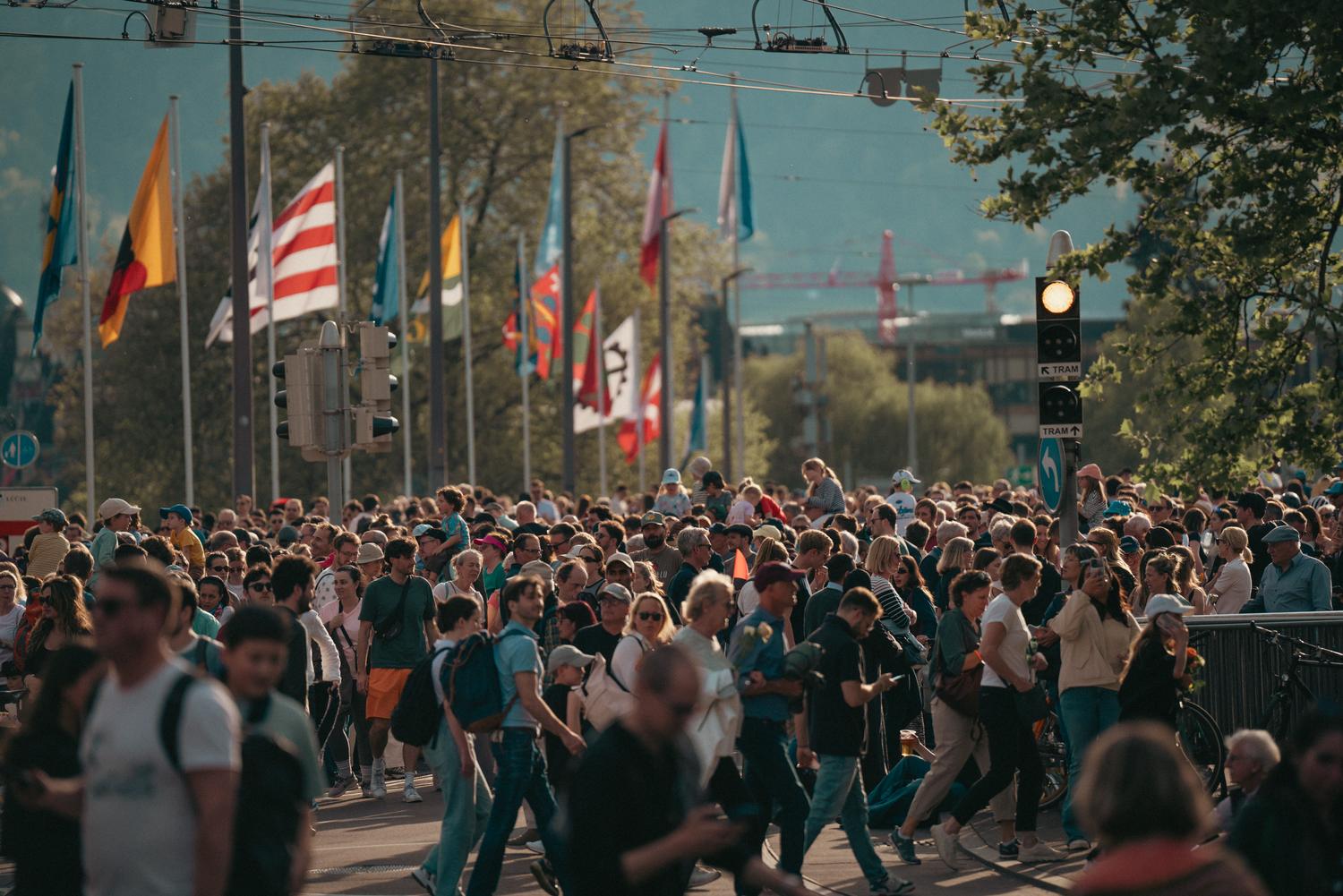 Calle urbana concurrida con una multitud diversa, simbolizando el flujo migratorio y la convivencia en las grandes ciudades europeas Calle urbana concurrida con una multitud diversa, simbolizando el flujo migratorio y la convivencia en las grandes ciudades europeas