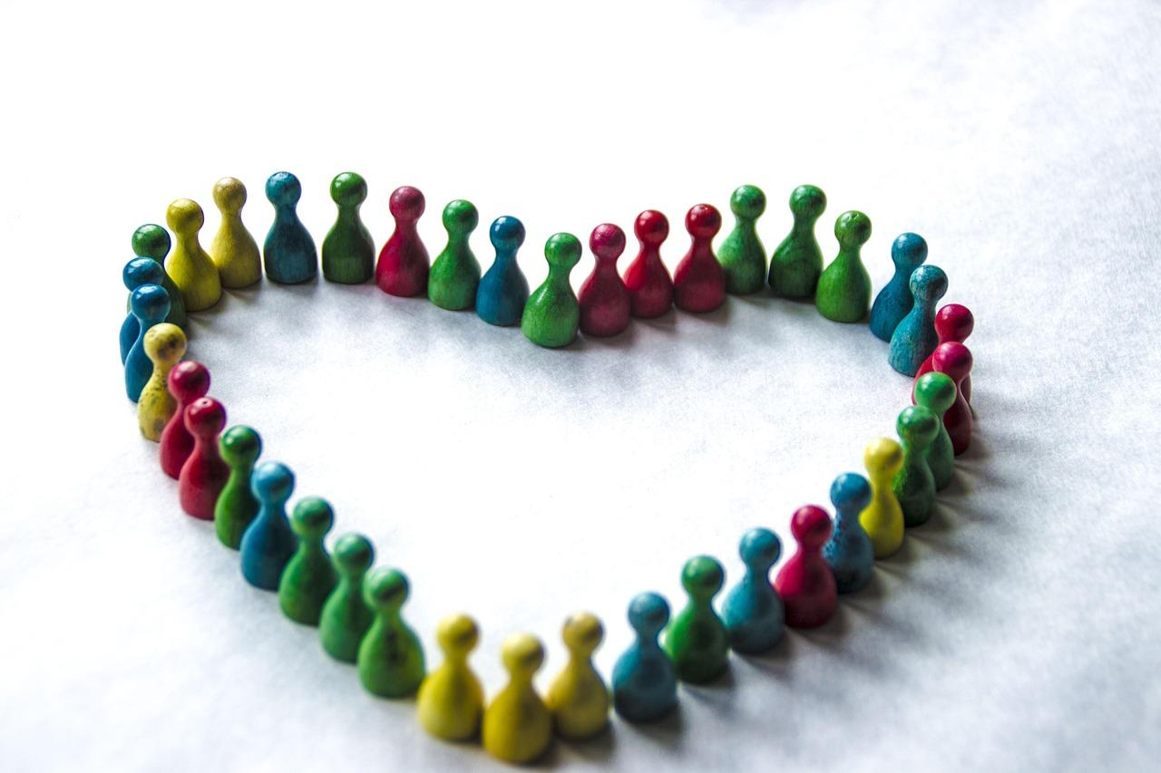 Jóvenes de diversas nacionalidades sonriendo juntos, ilustrando la inserción social, la amistad y el enriquecimiento mutuo entre culturas Jóvenes de diversas nacionalidades sonriendo juntos, ilustrando la inserción social, la amistad y el enriquecimiento mutuo entre culturas